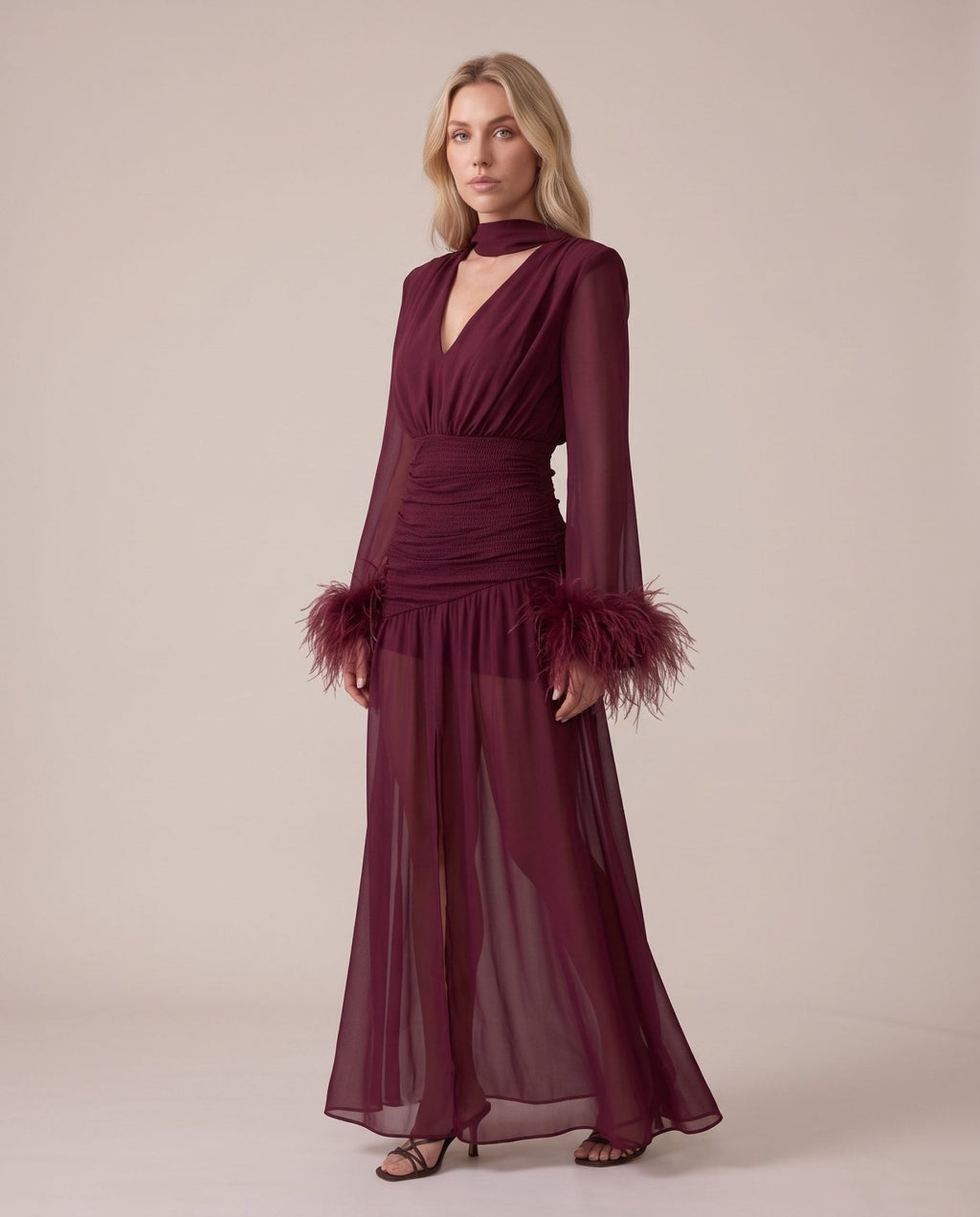 Vestito lungo in chiffon bordato di piume ODILE - Follie by Alice