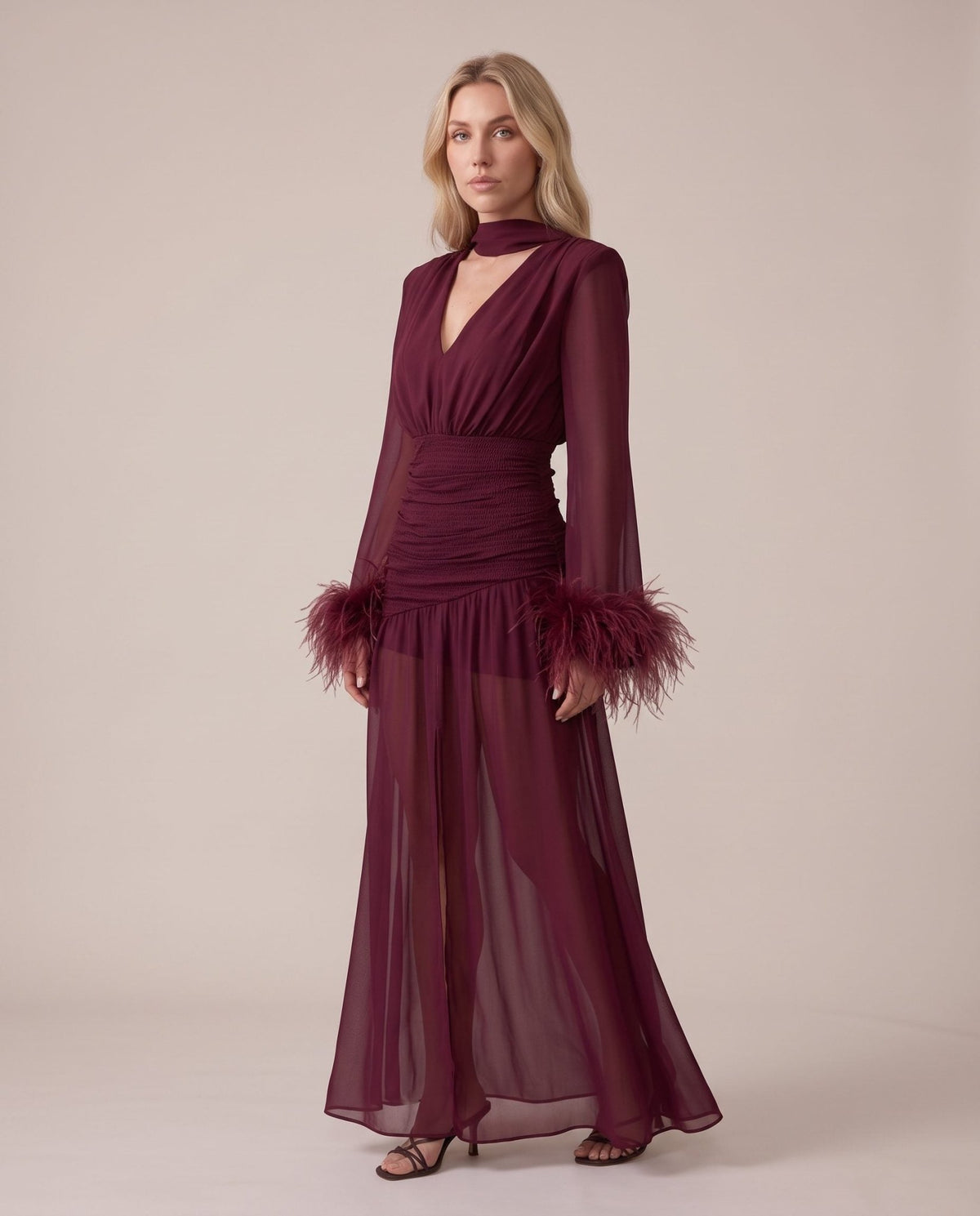 Vestito lungo in chiffon bordato di piume ODILE - Follie by Alice