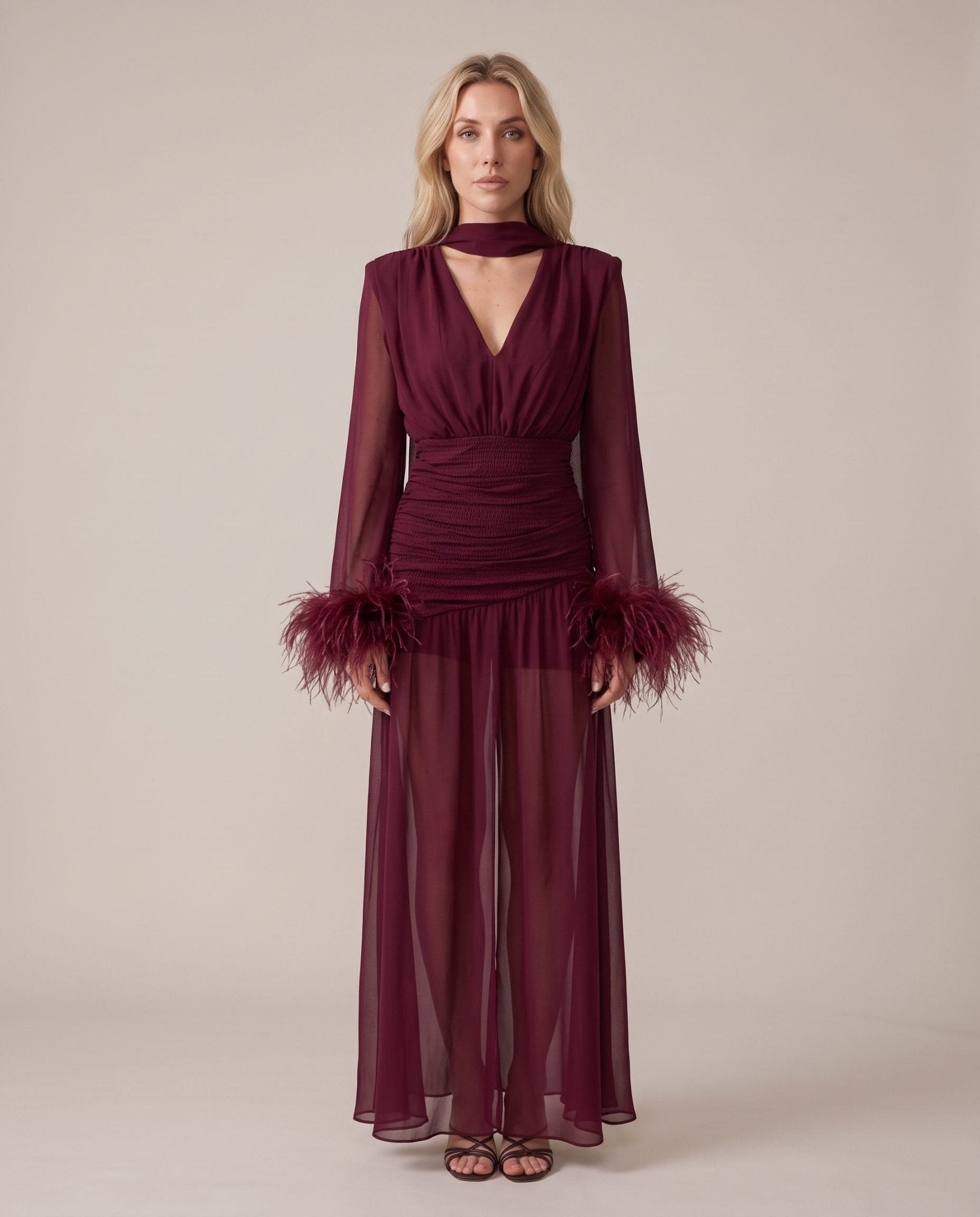 Vestito lungo in chiffon bordato di piume ODILE - Follie by Alice Immagine secondaria del prodotto