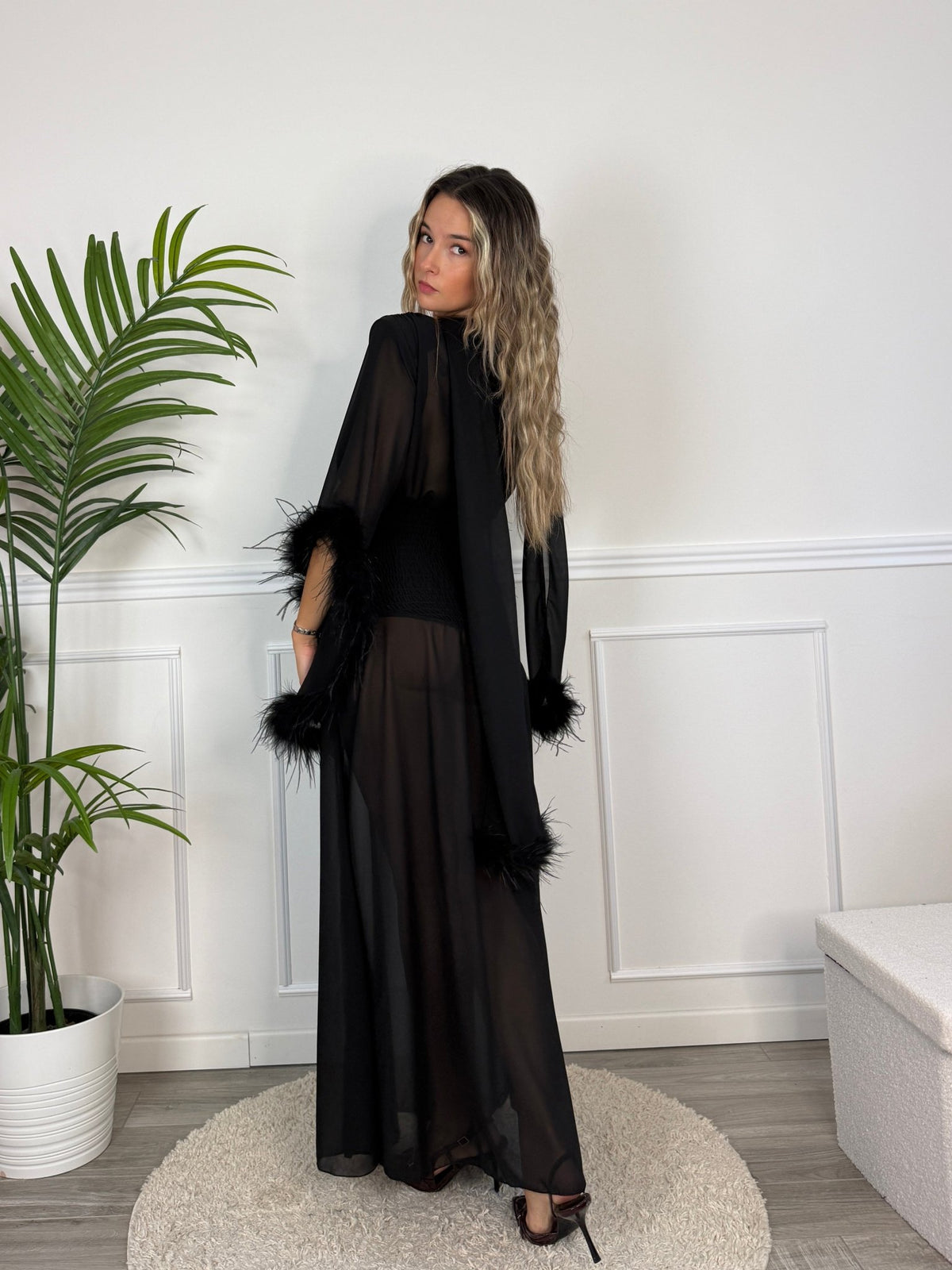 Vestito lungo in chiffon bordato di piume ODILE - Follie by Alice