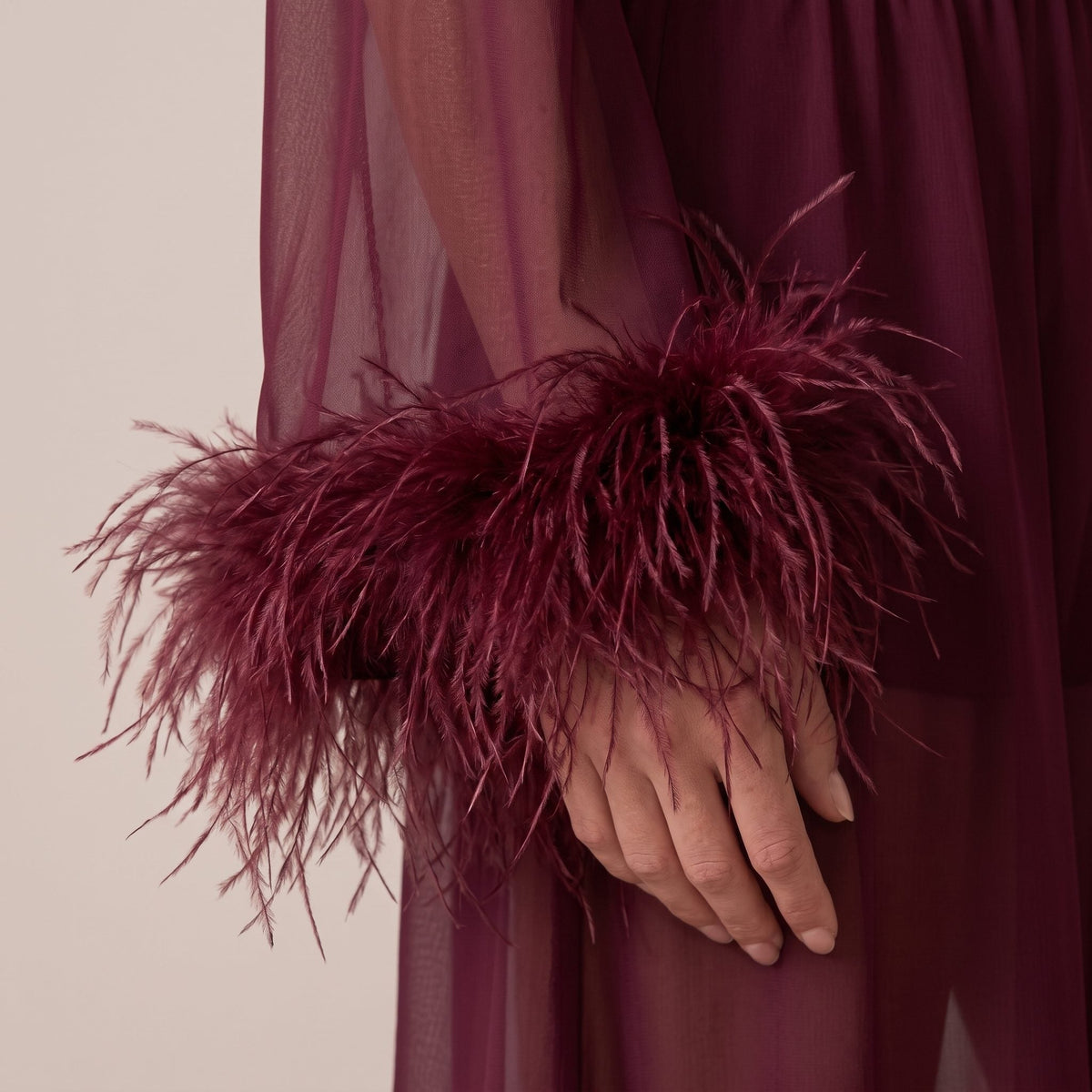Vestito lungo in chiffon bordato di piume ODILE - Follie by Alice
