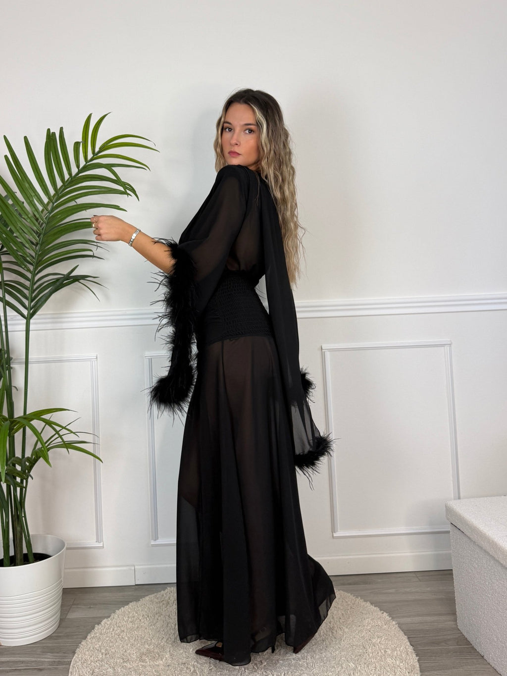 Vestito lungo in chiffon bordato di piume ODILE - Follie by Alice
