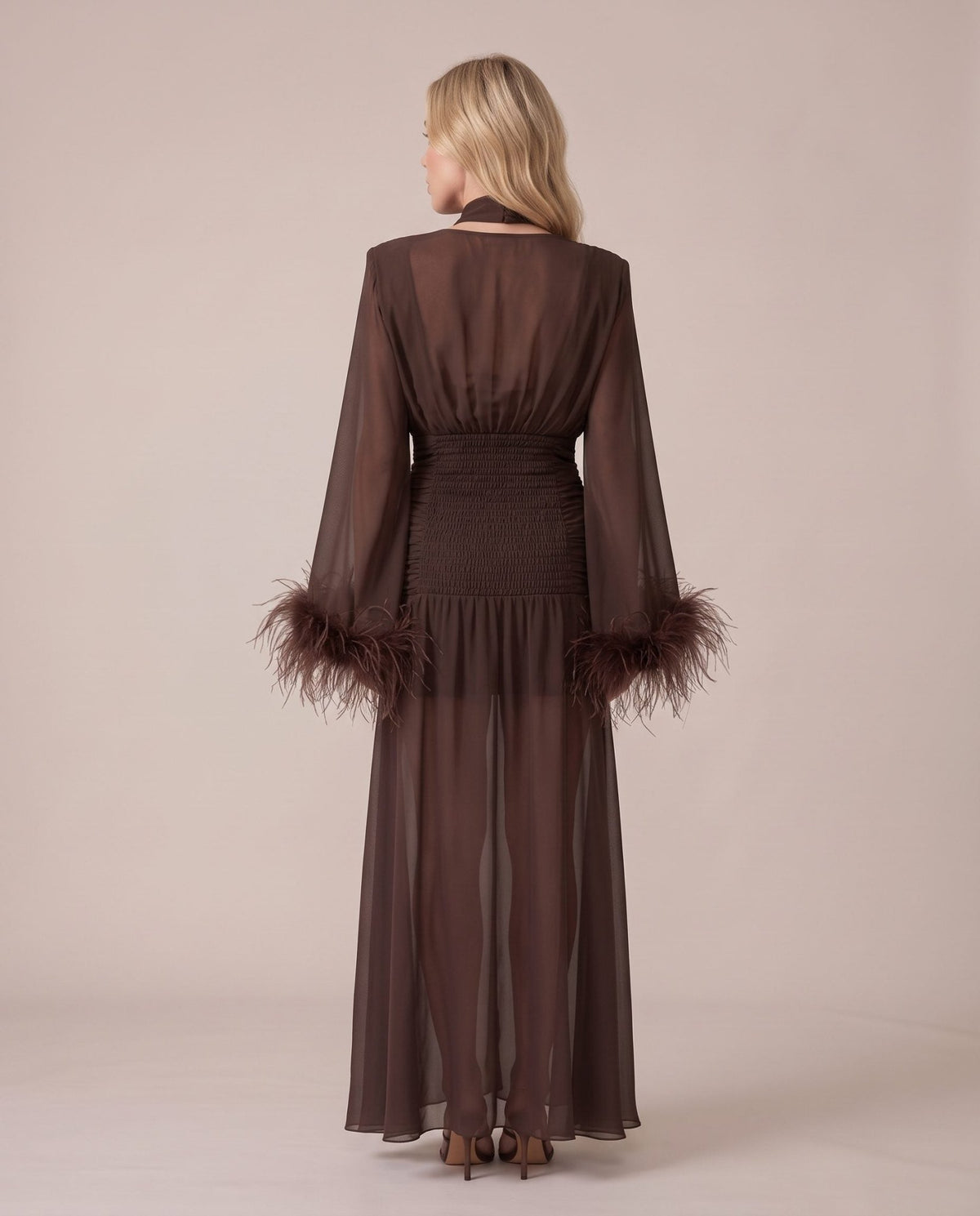 Vestito lungo in chiffon bordato di piume ODILE - Follie by Alice