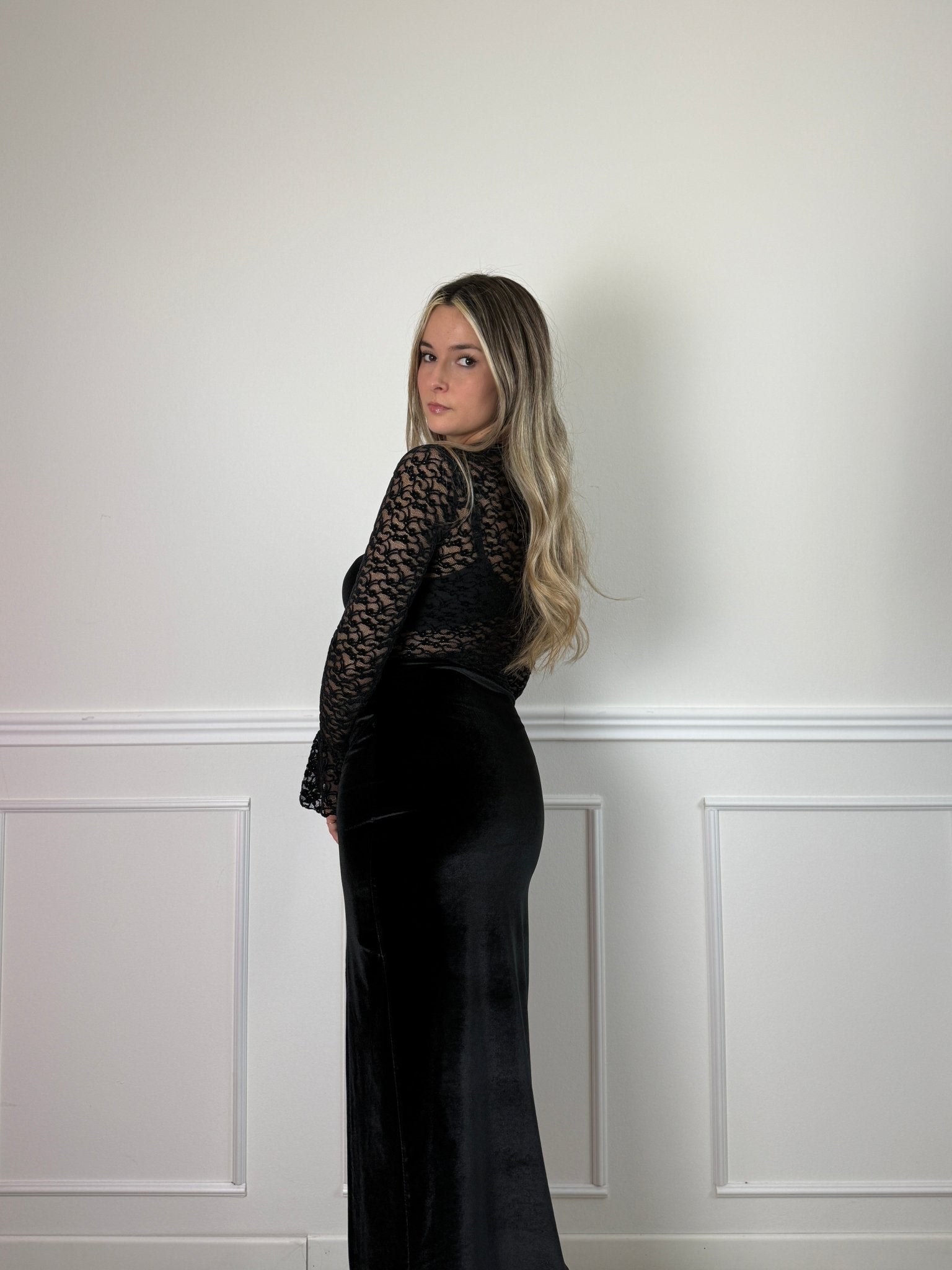 Vestito lungo in ciniglia a maniche lunghe con ricami in pizzo - Follie by Alice