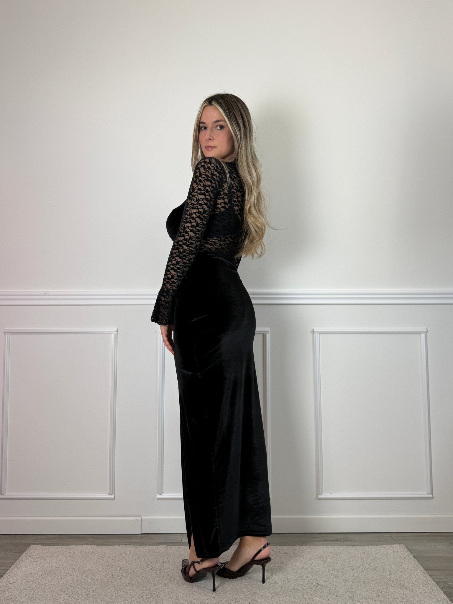 Vestito lungo in ciniglia a maniche lunghe con ricami in pizzo - Follie by Alice