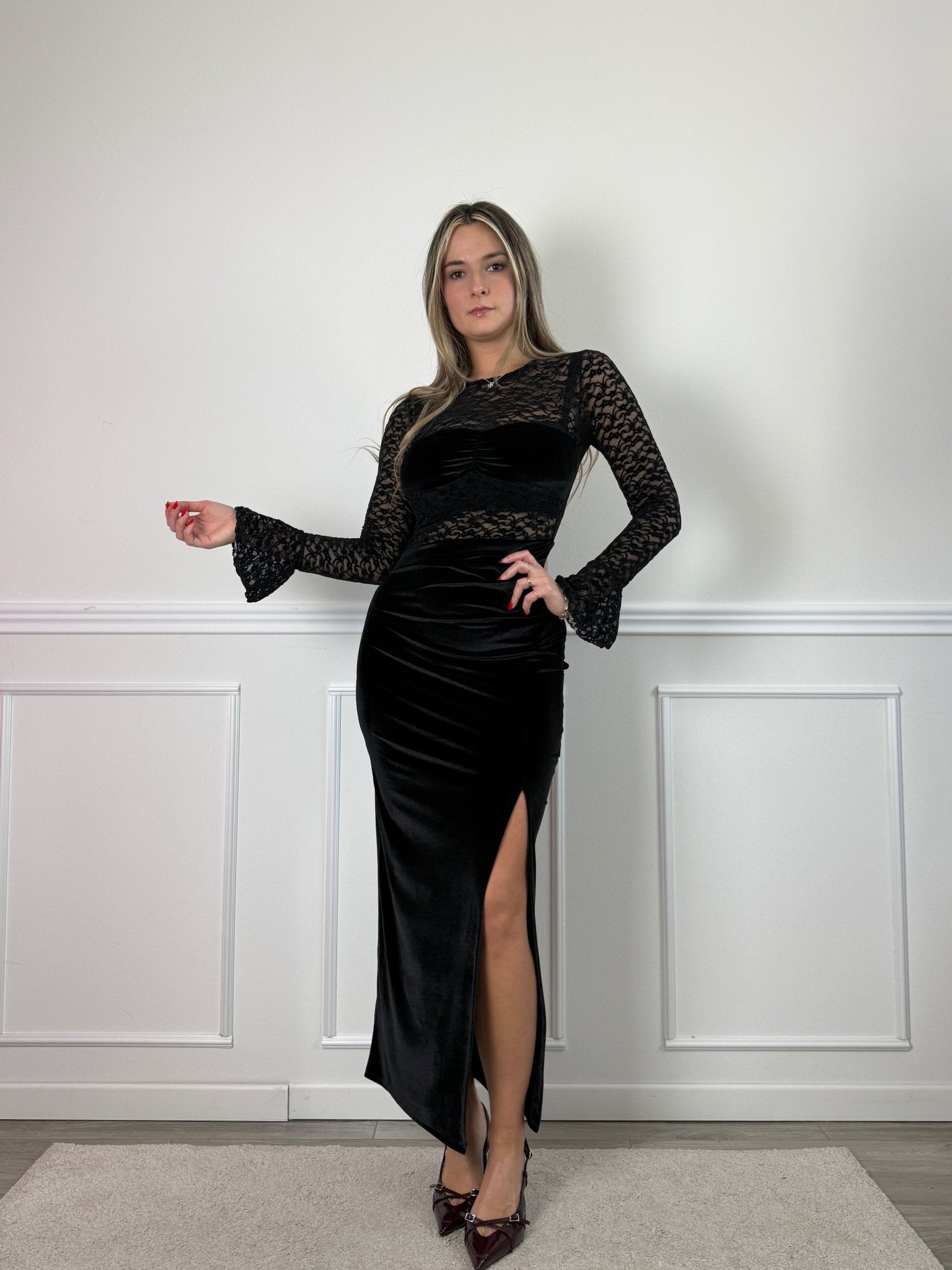 Vestito lungo in ciniglia a maniche lunghe con ricami in pizzo - Follie by Alice