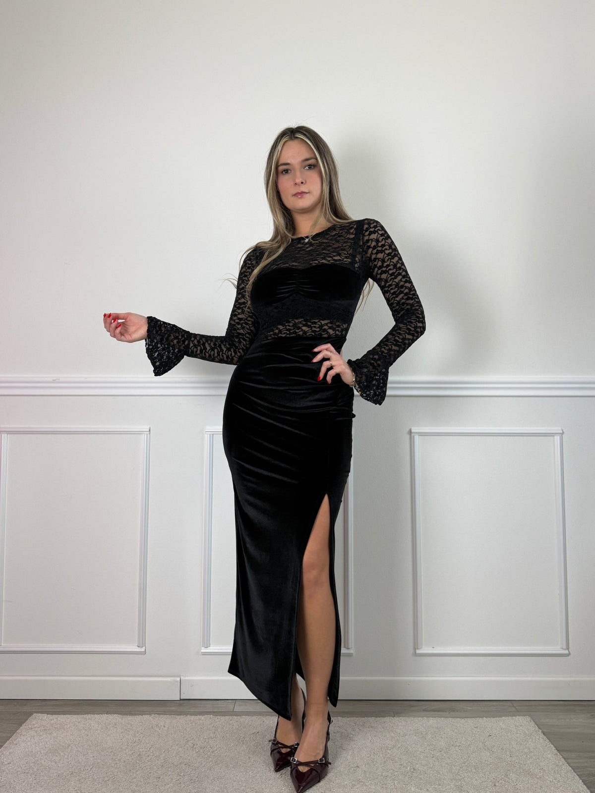 Vestito lungo in ciniglia a maniche lunghe con ricami in pizzo - Follie by Alice