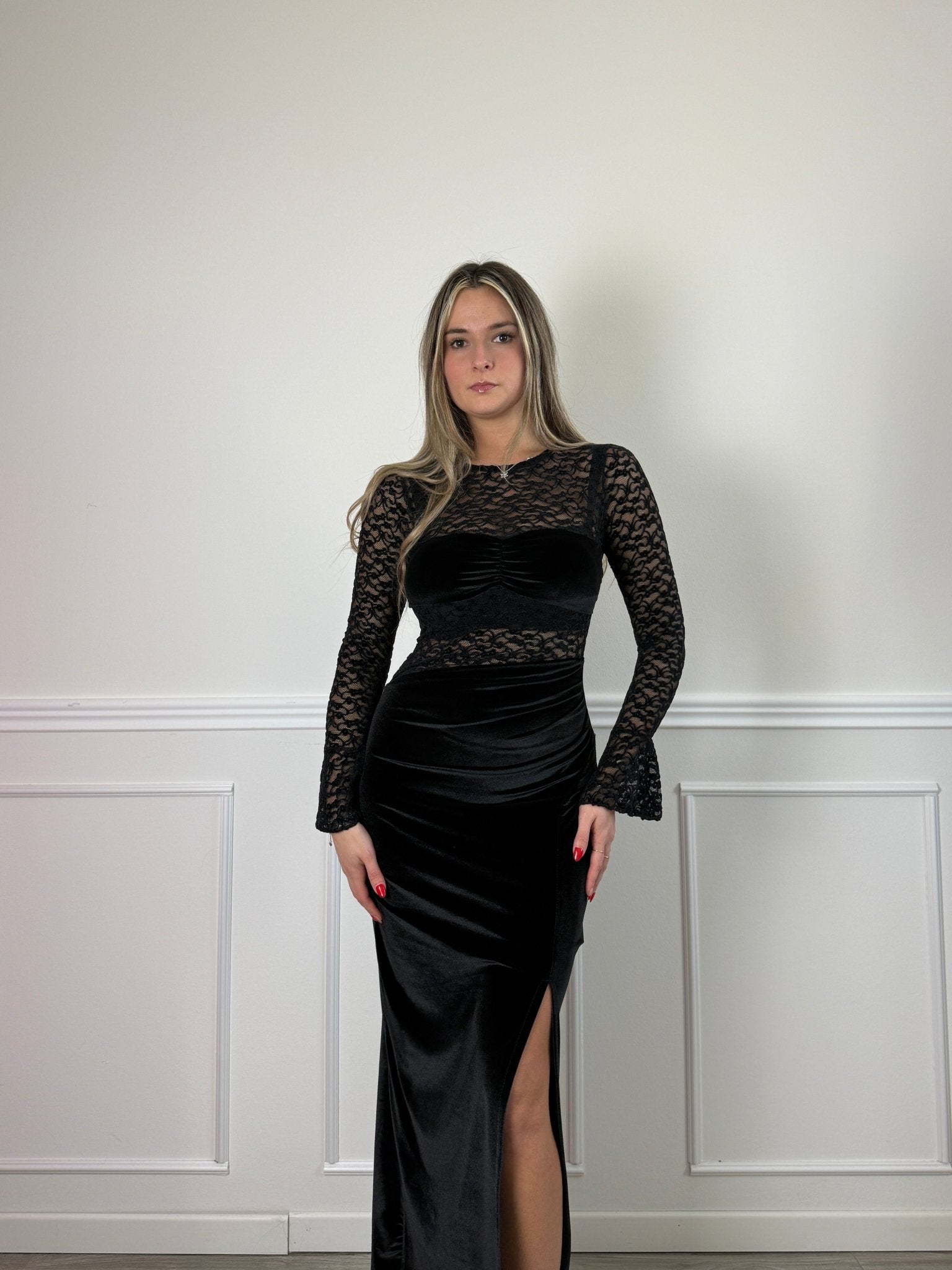 Vestito lungo in ciniglia a maniche lunghe con ricami in pizzo - Follie by Alice