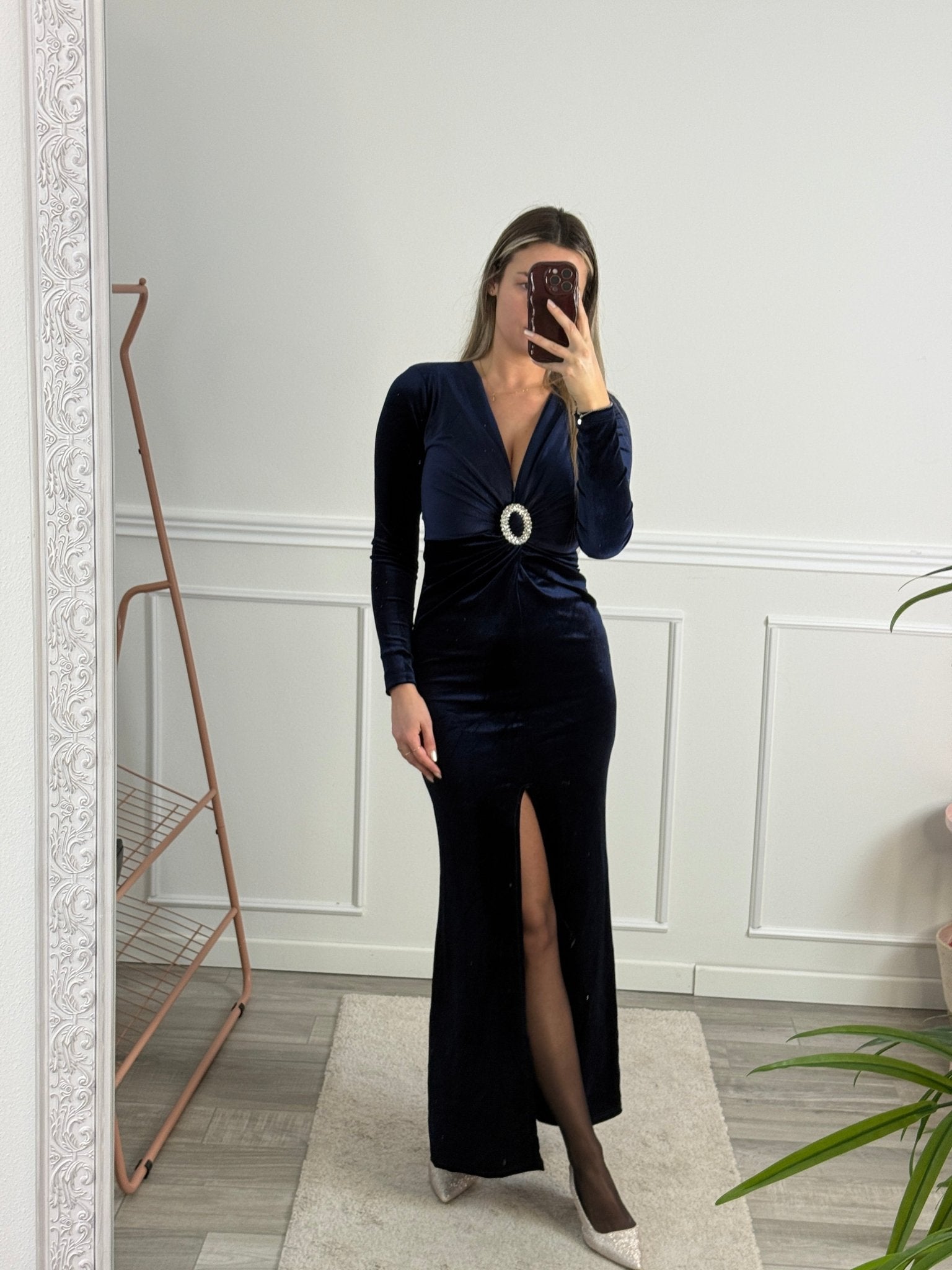 Vestito lungo in ciniglia con morsetto gioiello di strass, scollo a V e spacco - Follie by Alice