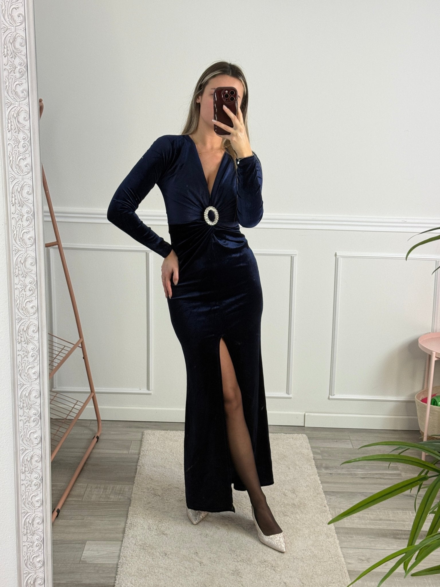 Vestito lungo in ciniglia con morsetto gioiello di strass, scollo a V e spacco - Follie by Alice