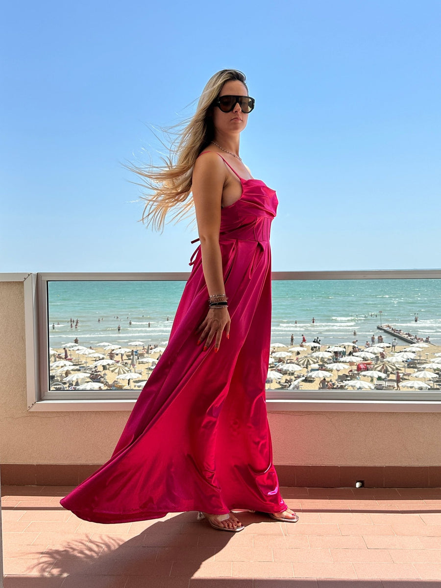 Vestito lungo in raso con corpetto a barchetta e gonna ampia