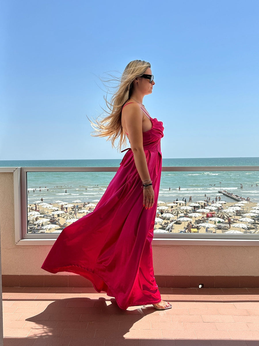 Vestito lungo in raso con corpetto a barchetta e gonna ampia – alternate