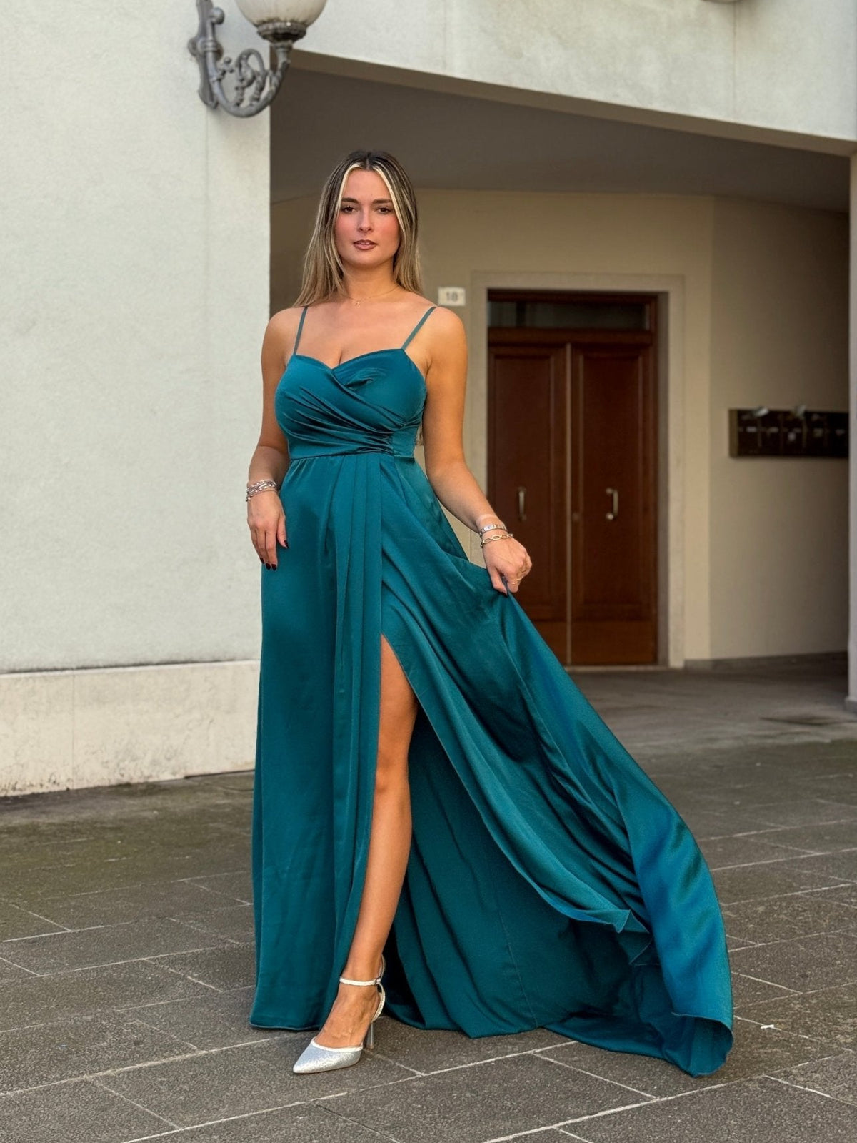 Vestito lungo in raso con corpetto drappeggiato effetto sweetheart e spacco profondo - Follie by Alice