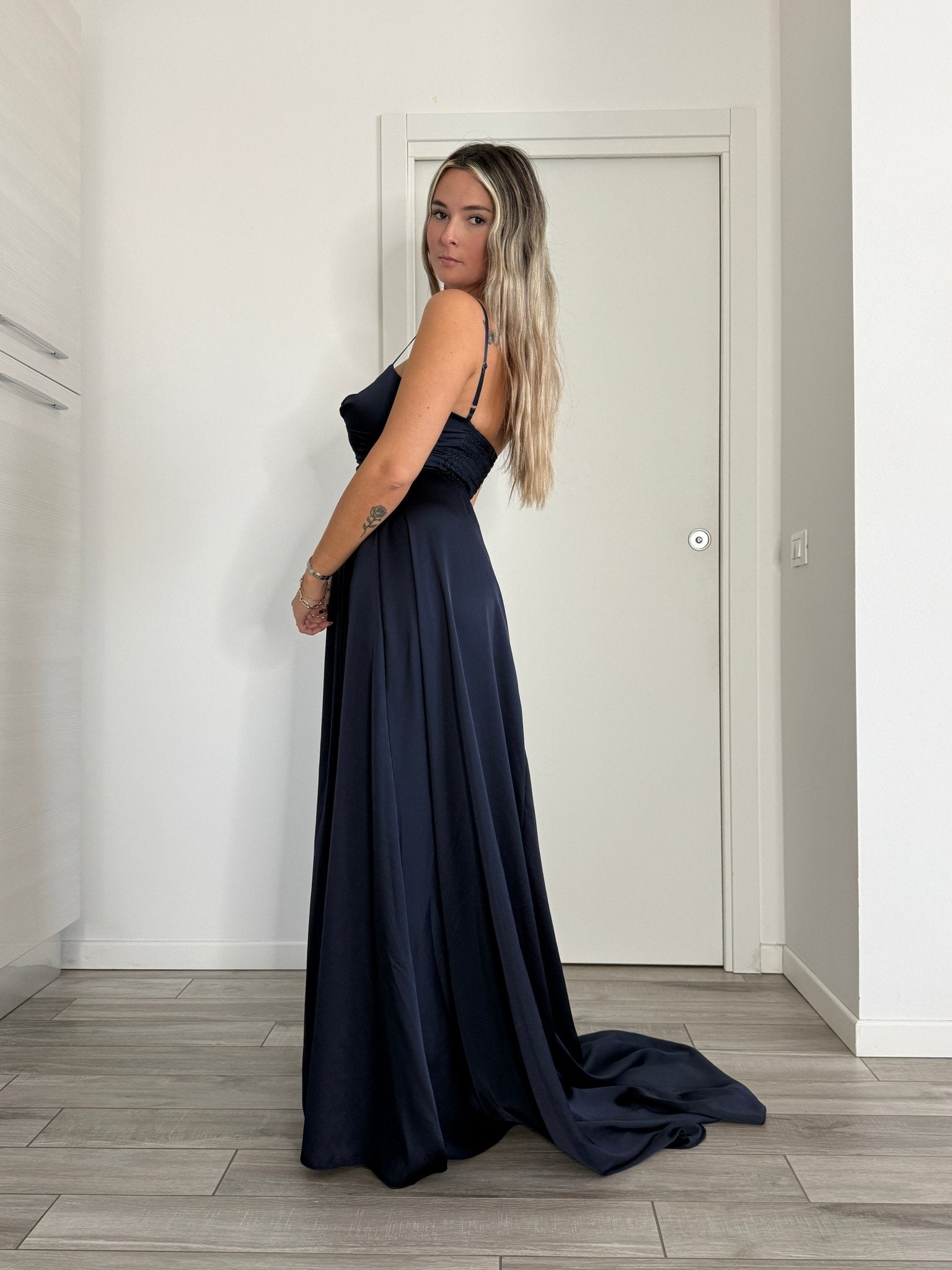 Vestito lungo in raso con corpetto drappeggiato effetto sweetheart e spacco profondo - Follie by Alice