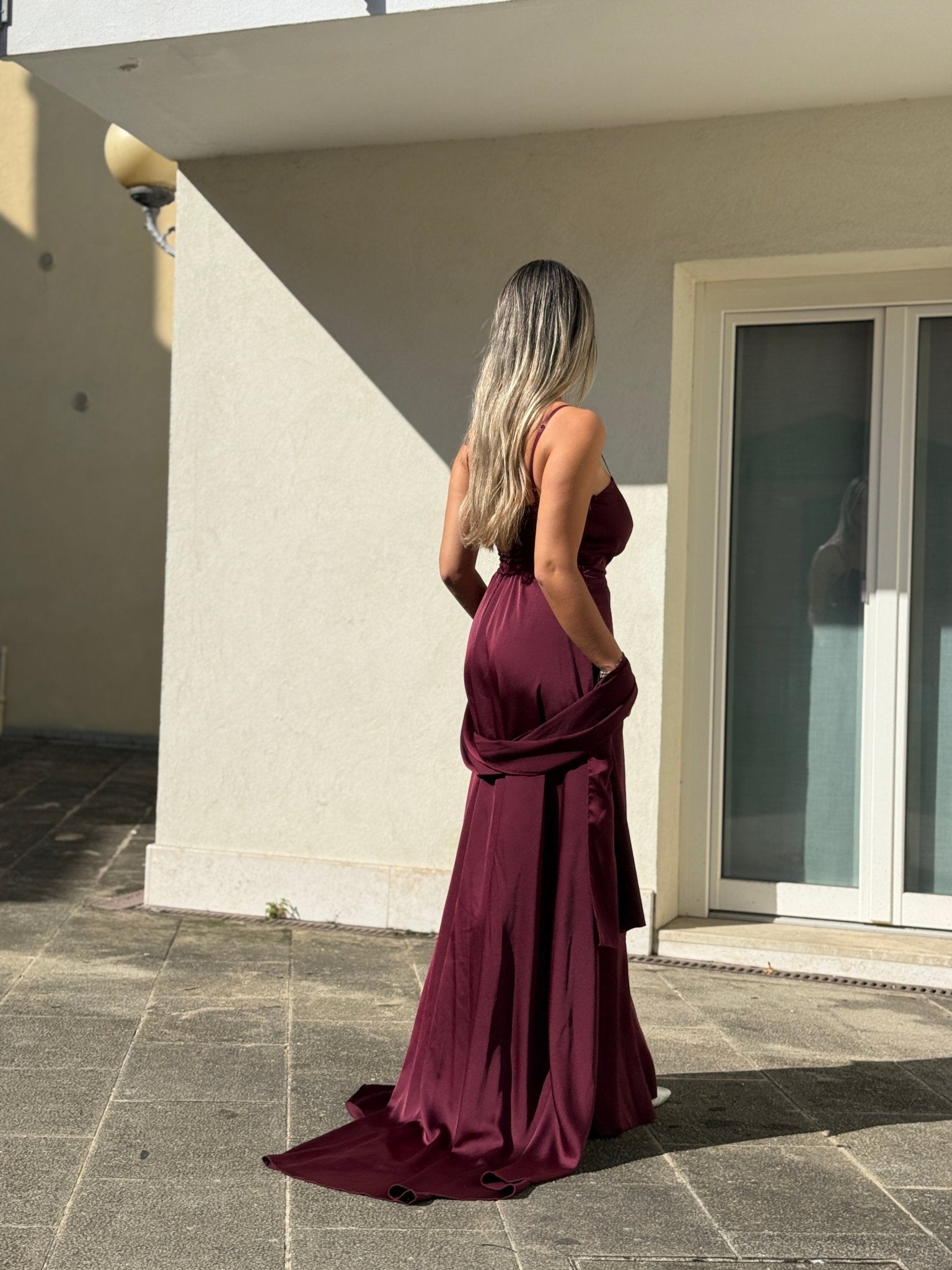Vestito lungo in raso con corpetto drappeggiato effetto sweetheart e spacco profondo - Follie by Alice