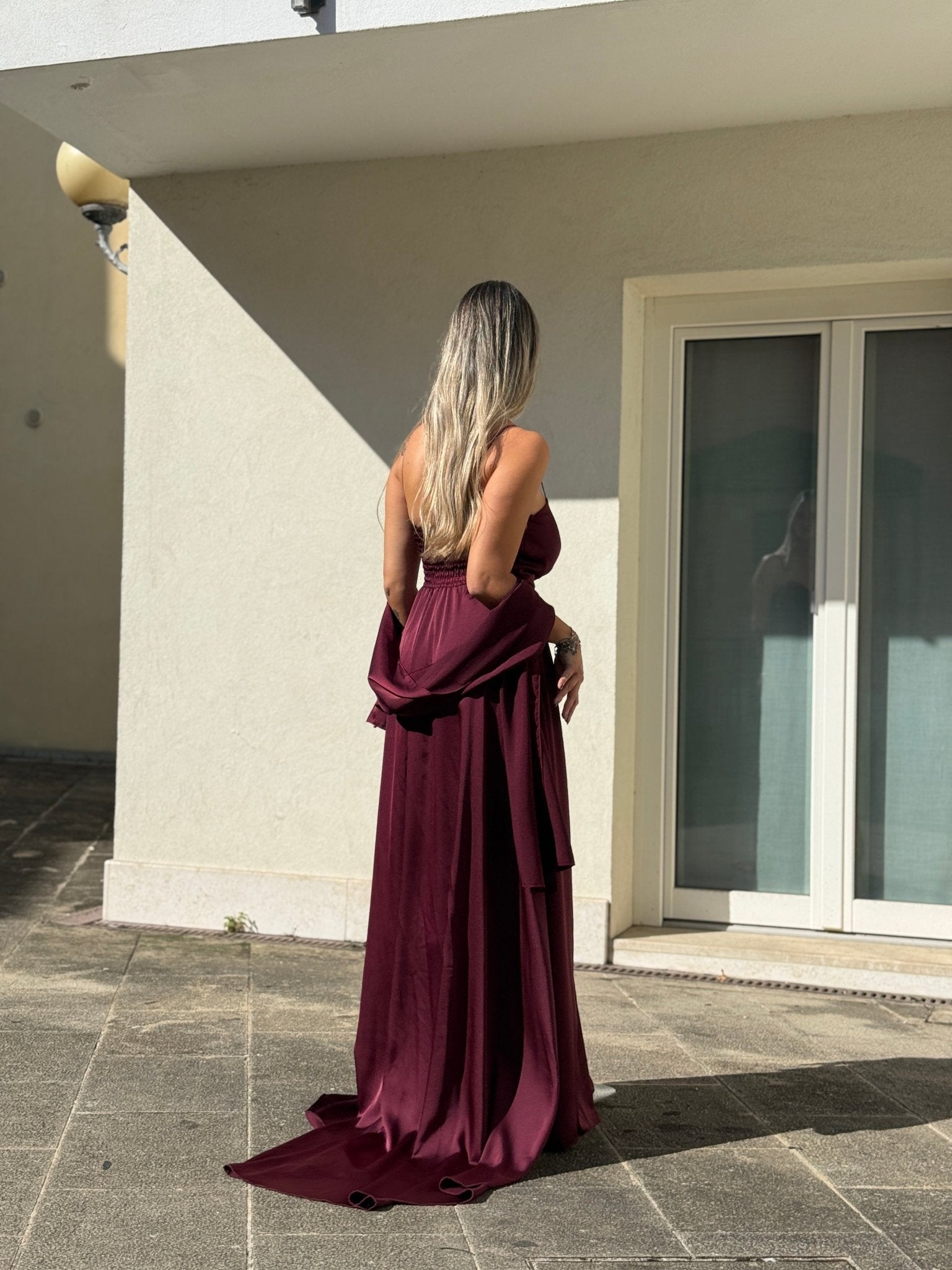 Vestito lungo in raso con corpetto drappeggiato effetto sweetheart e spacco profondo - Follie by Alice