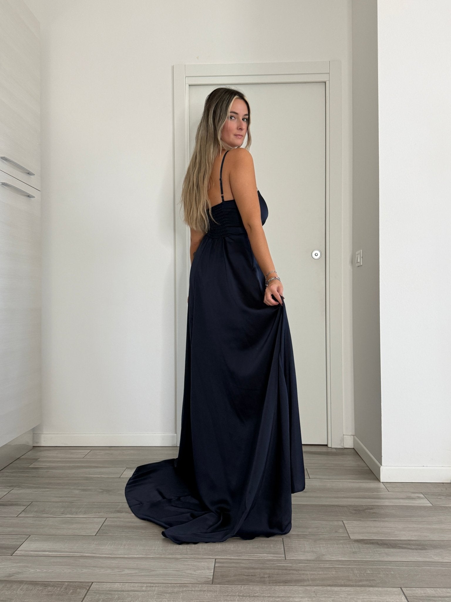 Vestito lungo in raso con corpetto drappeggiato effetto sweetheart e spacco profondo - Follie by Alice