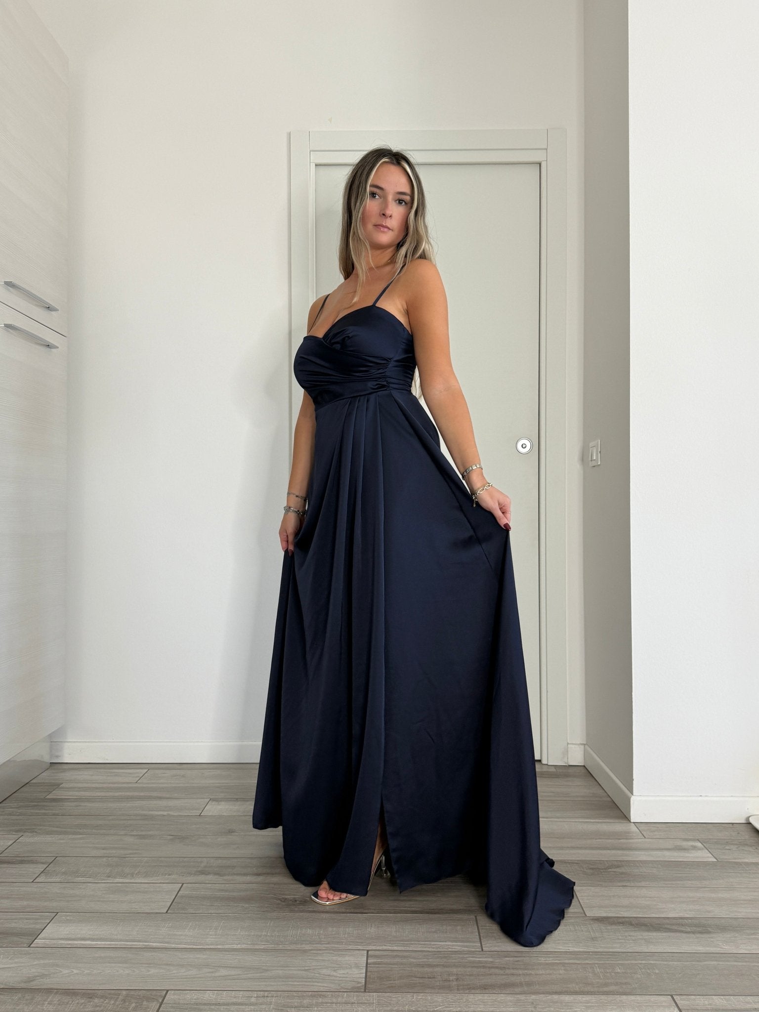 Vestito lungo in raso con corpetto drappeggiato effetto sweetheart e spacco profondo - Follie by Alice