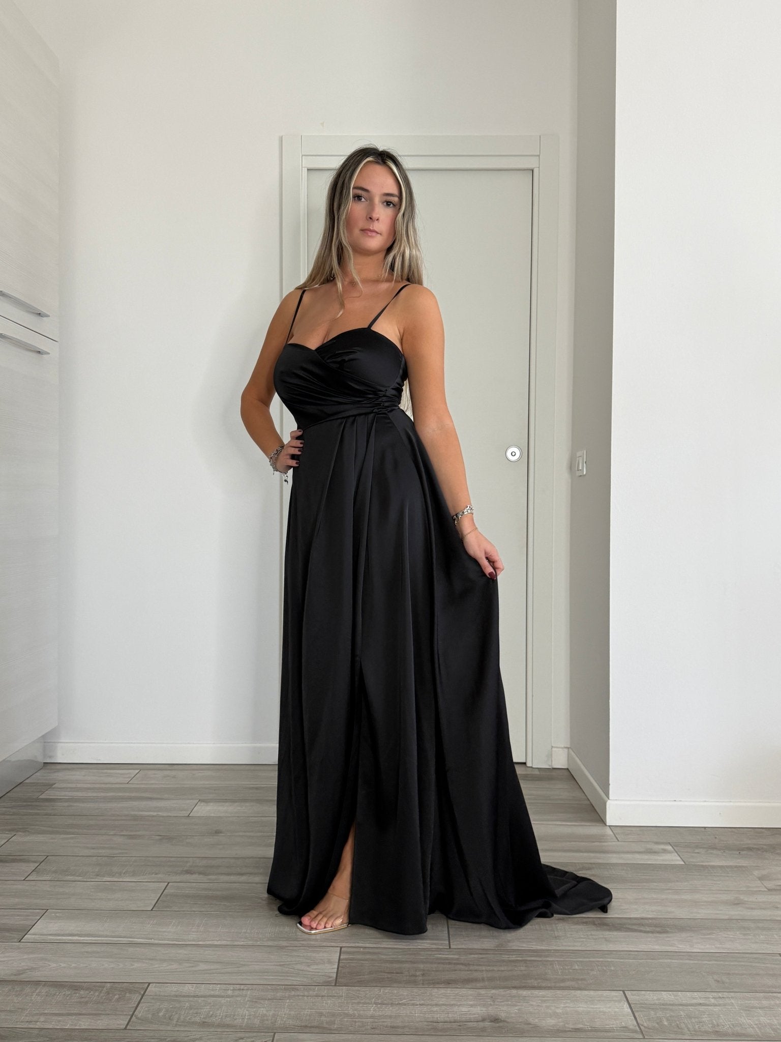 Vestito lungo in raso con corpetto drappeggiato effetto sweetheart e spacco profondo - Follie by Alice