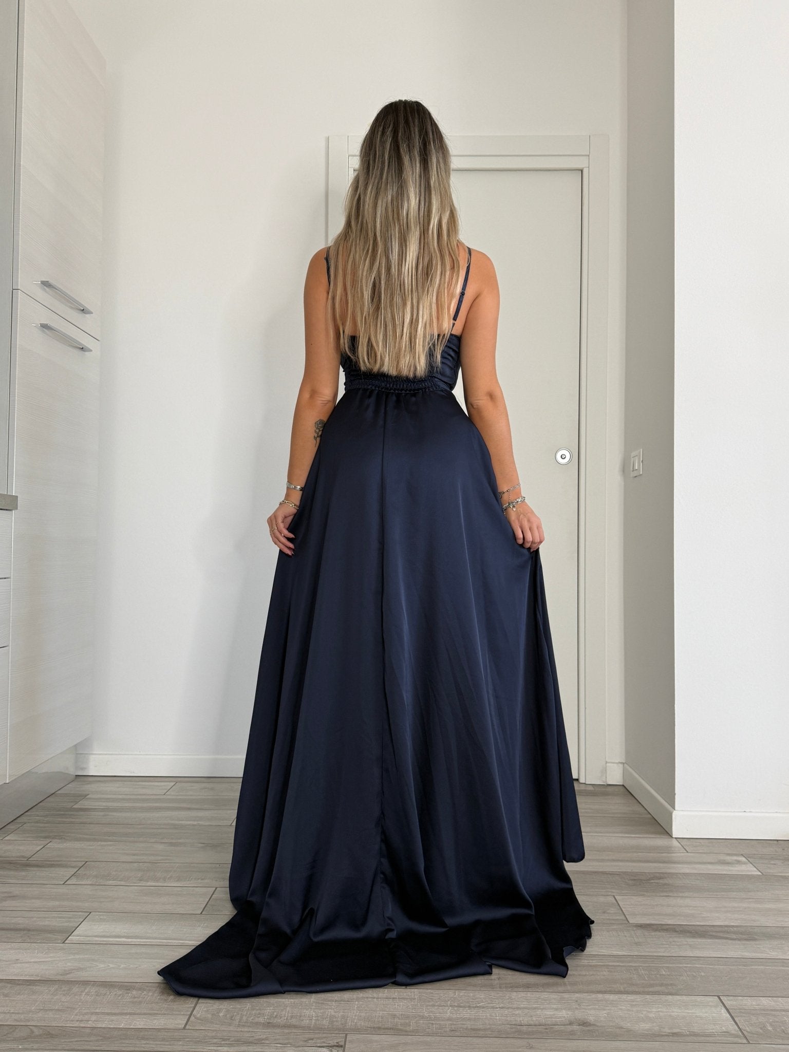 Vestito lungo in raso con corpetto drappeggiato effetto sweetheart e spacco profondo - Follie by Alice