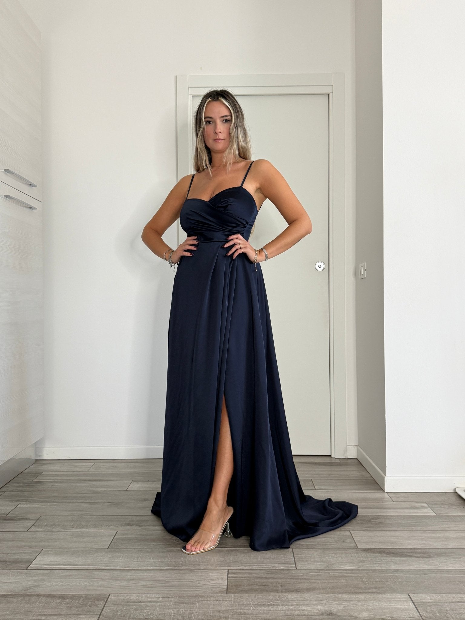 Vestito lungo in raso con corpetto drappeggiato effetto sweetheart e spacco profondo - Follie by Alice