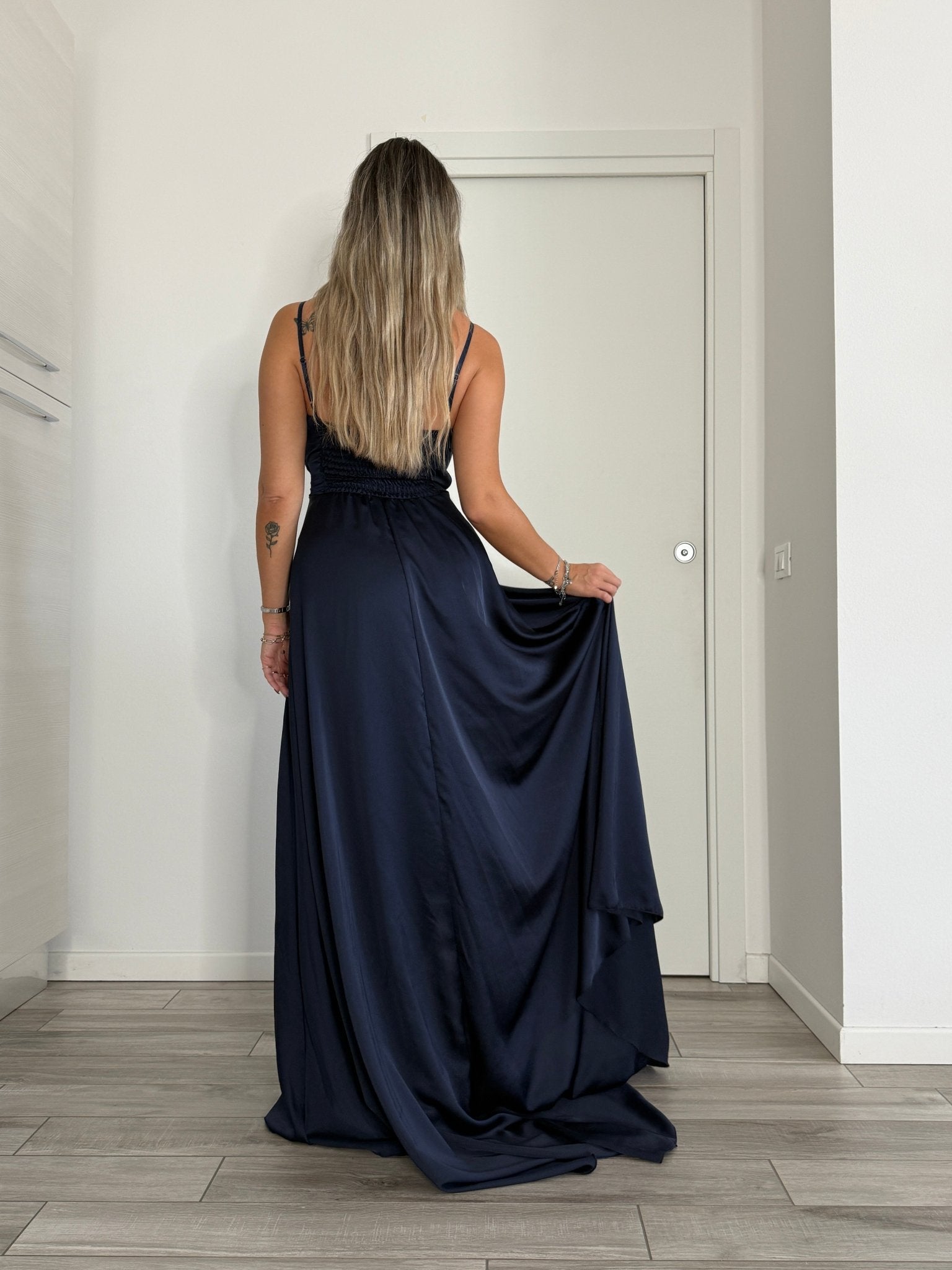 Vestito lungo in raso con corpetto drappeggiato effetto sweetheart e spacco profondo - Follie by Alice