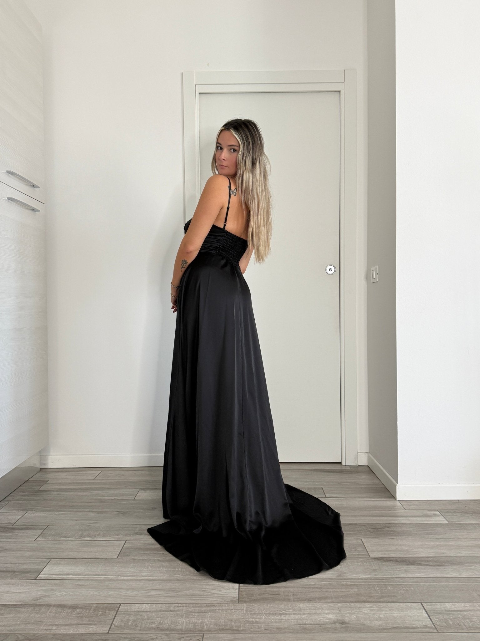 Vestito lungo in raso con corpetto drappeggiato effetto sweetheart e spacco profondo - Follie by Alice