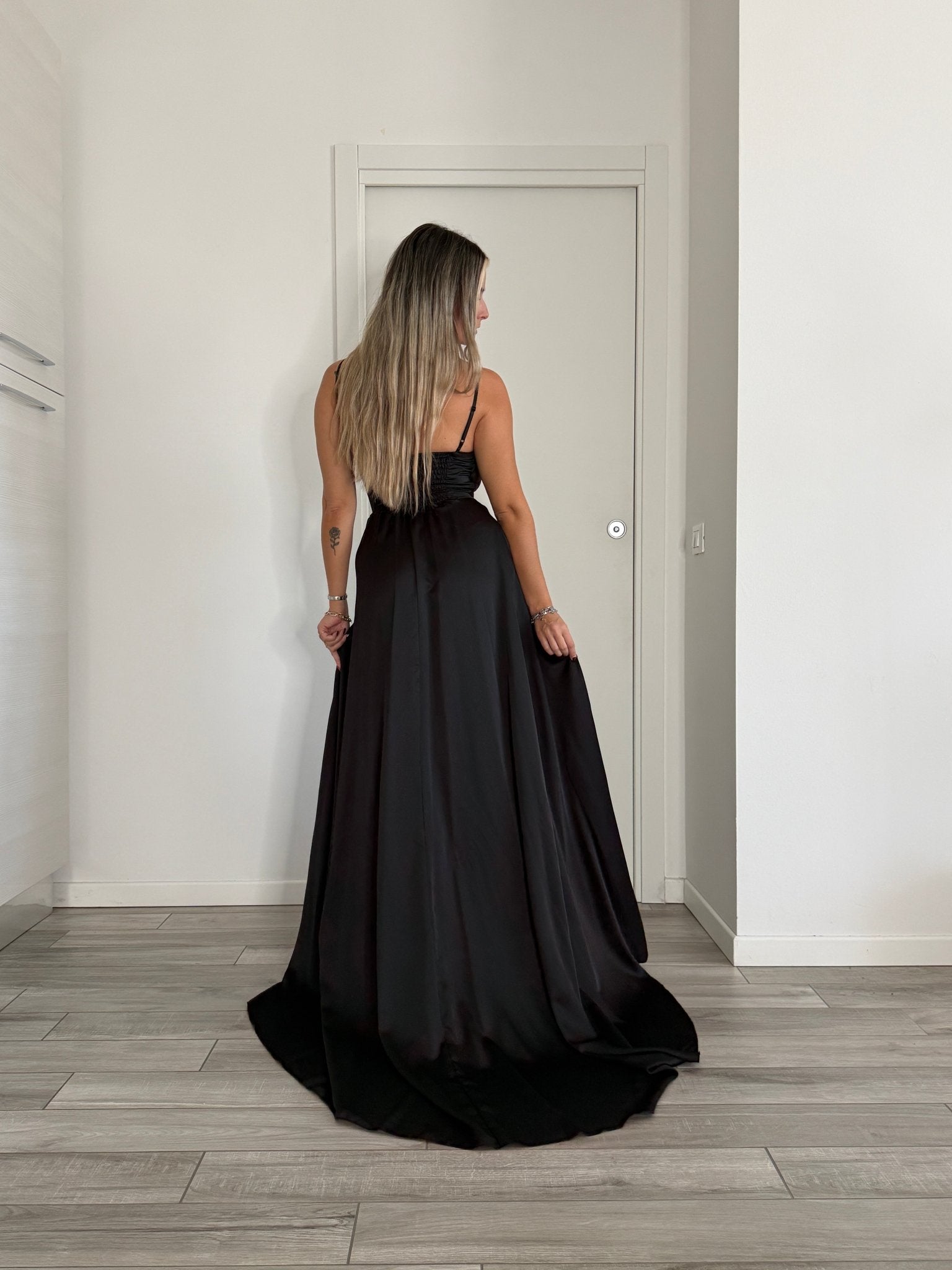 Vestito lungo in raso con corpetto drappeggiato effetto sweetheart e spacco profondo - Follie by Alice