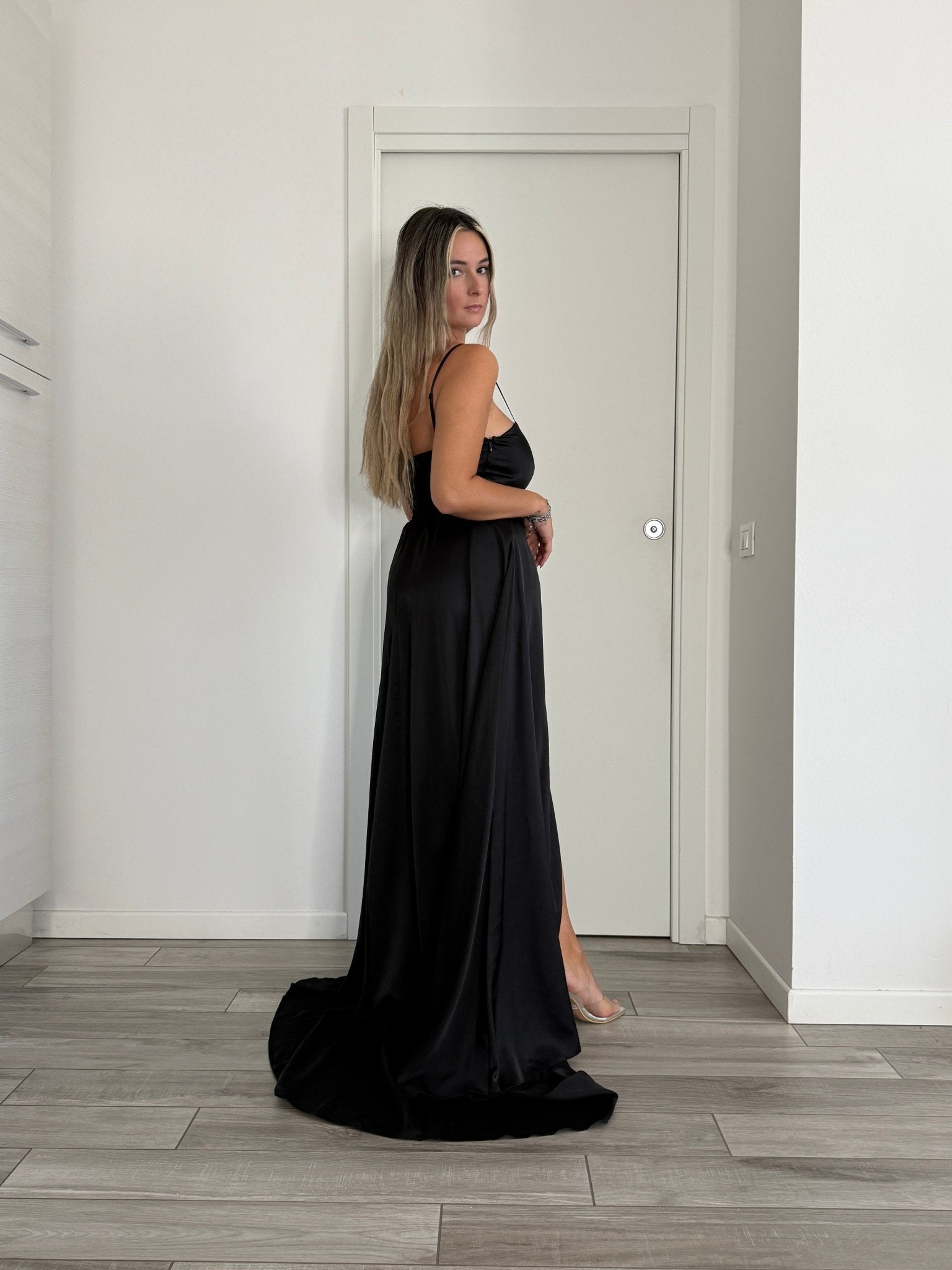 Vestito lungo in raso con corpetto drappeggiato effetto sweetheart e spacco profondo - Follie by Alice