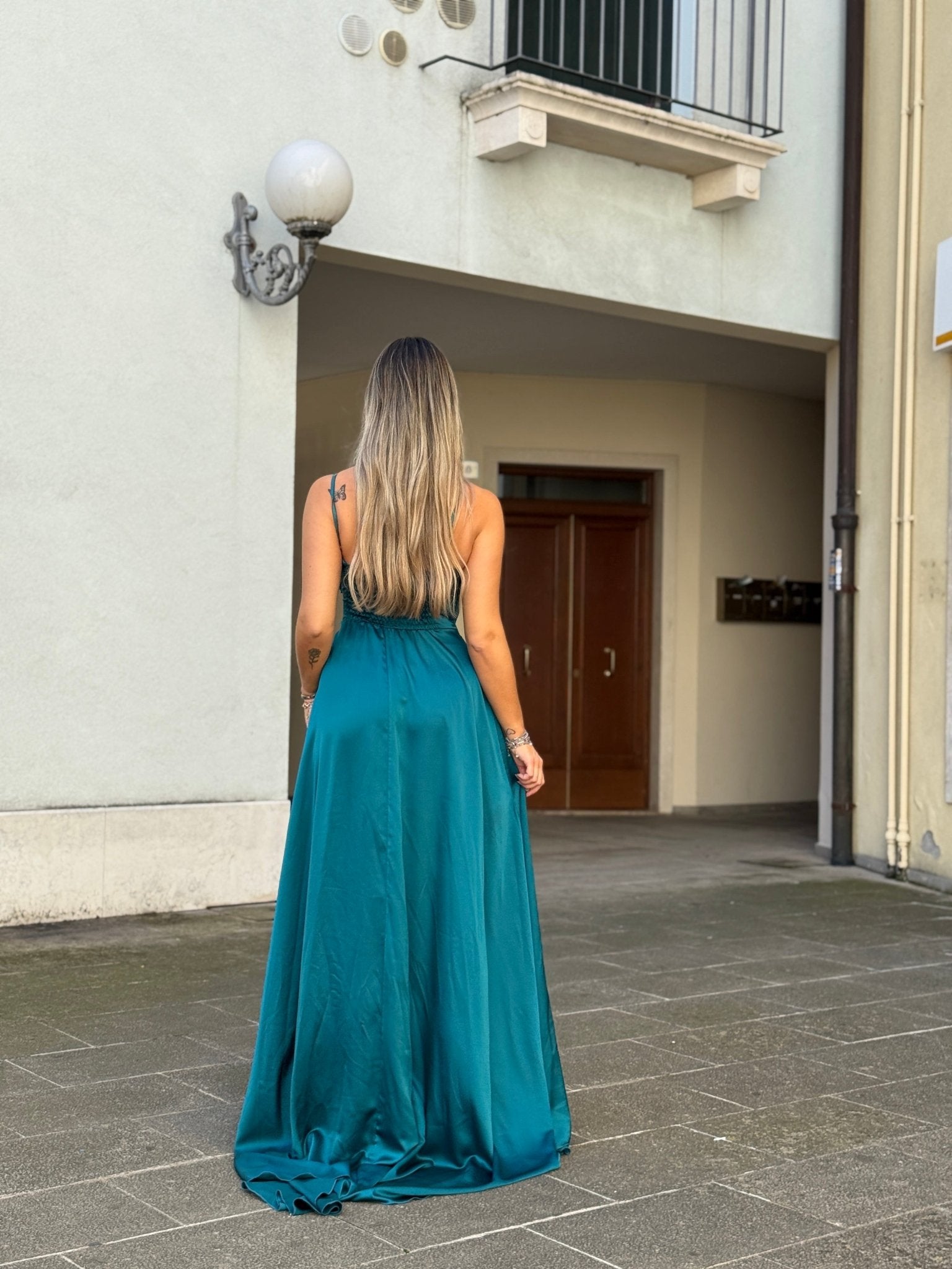 Vestito lungo in raso con corpetto drappeggiato effetto sweetheart e spacco profondo - Follie by Alice