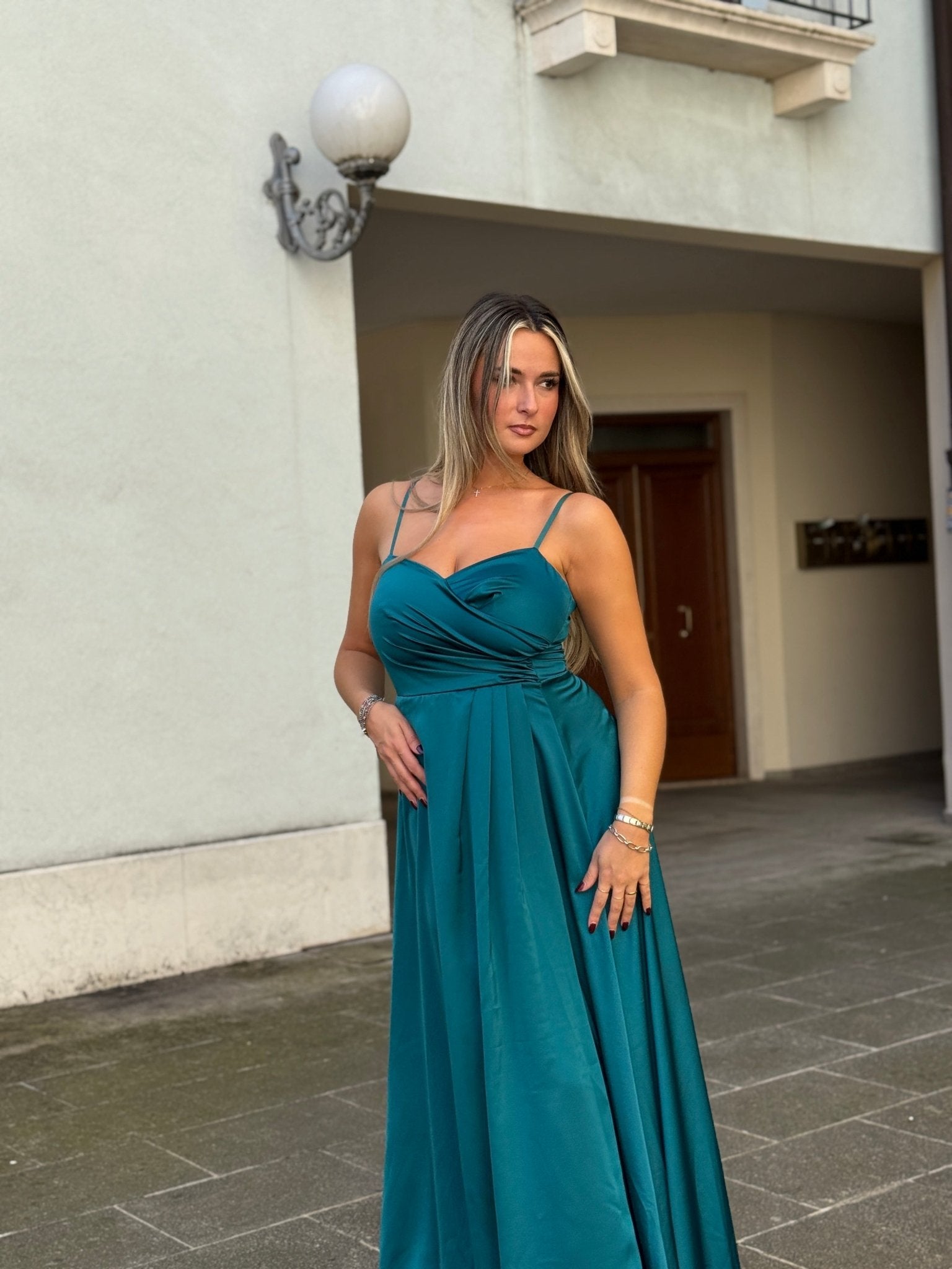 Vestito lungo in raso con corpetto drappeggiato effetto sweetheart e spacco profondo - Follie by Alice