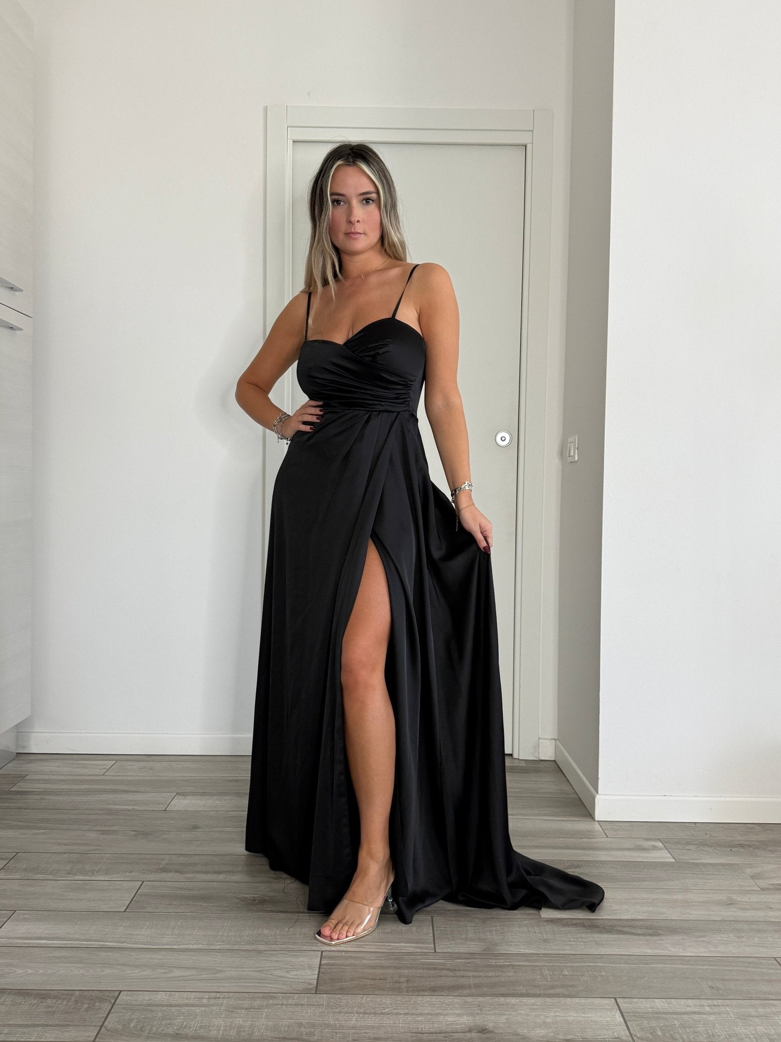 Vestito lungo in raso con corpetto drappeggiato effetto sweetheart e spacco profondo - Follie by Alice