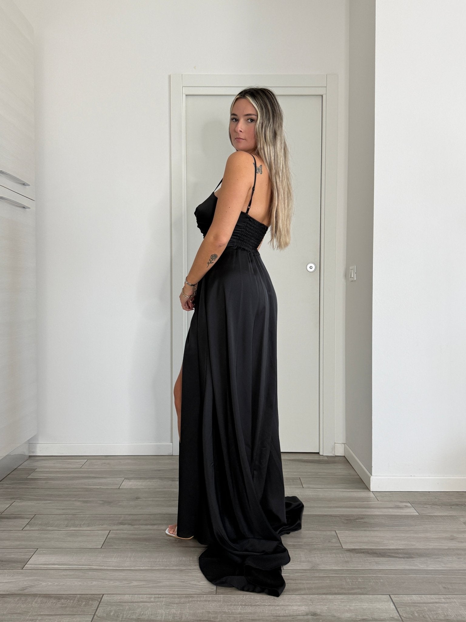 Vestito lungo in raso con corpetto drappeggiato effetto sweetheart e spacco profondo - Follie by Alice