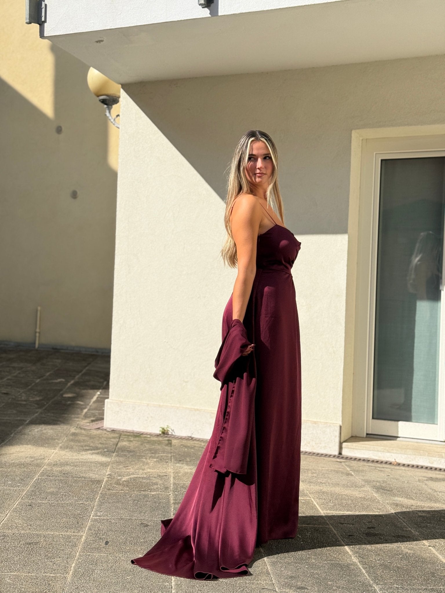 Vestito lungo in raso con corpetto drappeggiato effetto sweetheart e spacco profondo - Follie by Alice