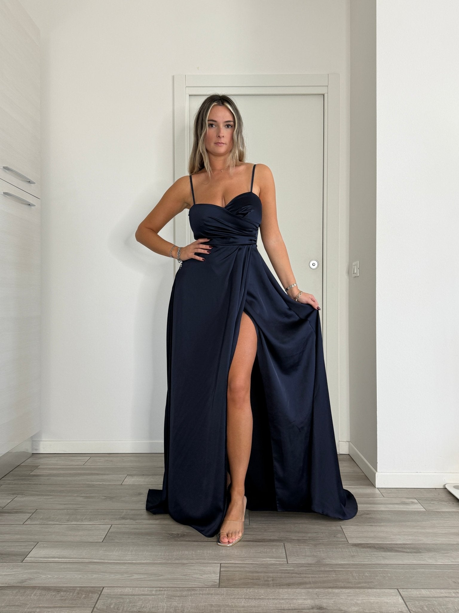 Vestito lungo in raso con corpetto drappeggiato effetto sweetheart e spacco profondo - Follie by Alice