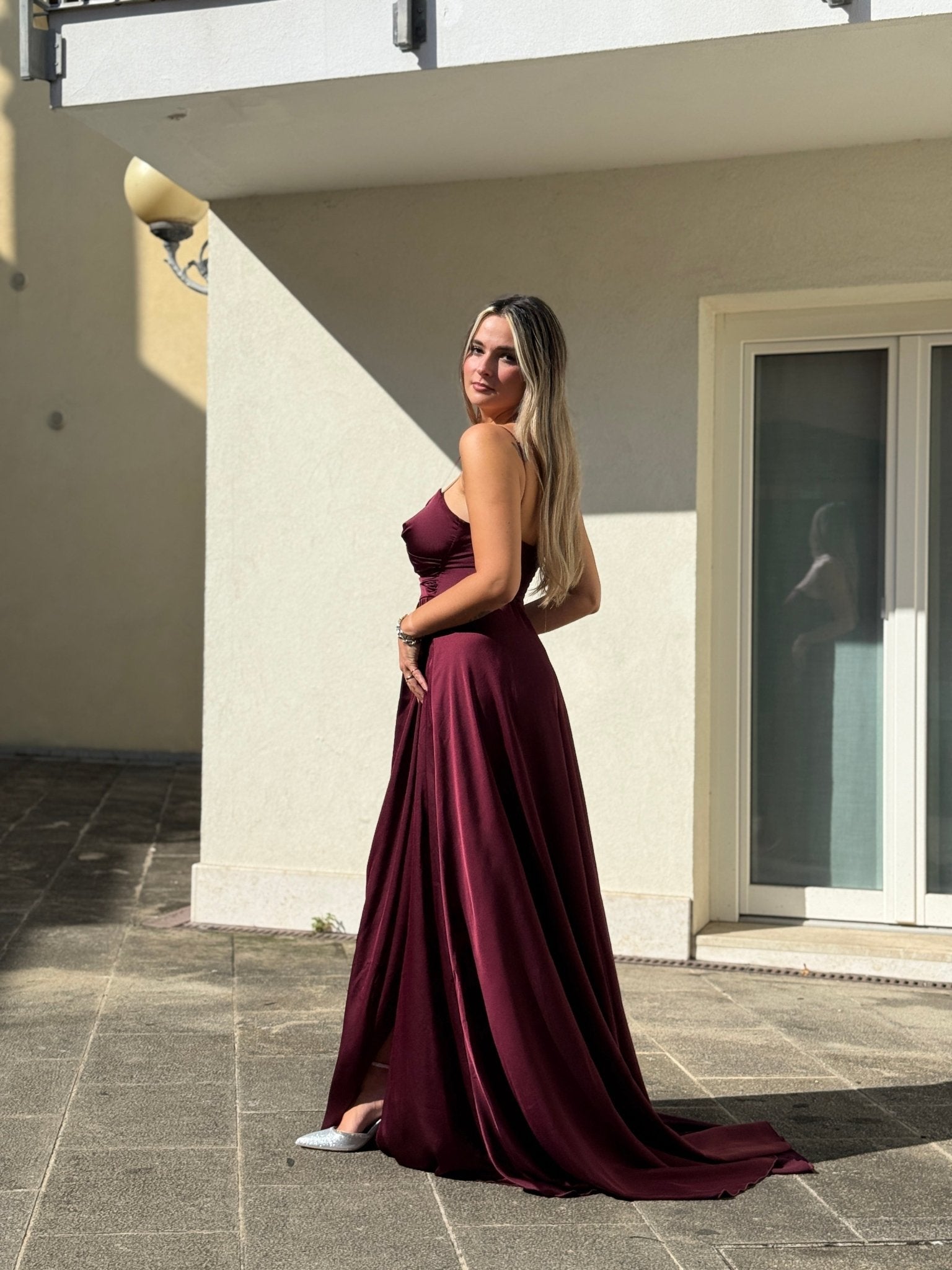 Vestito lungo in raso con corpetto drappeggiato effetto sweetheart e spacco profondo - Follie by Alice
