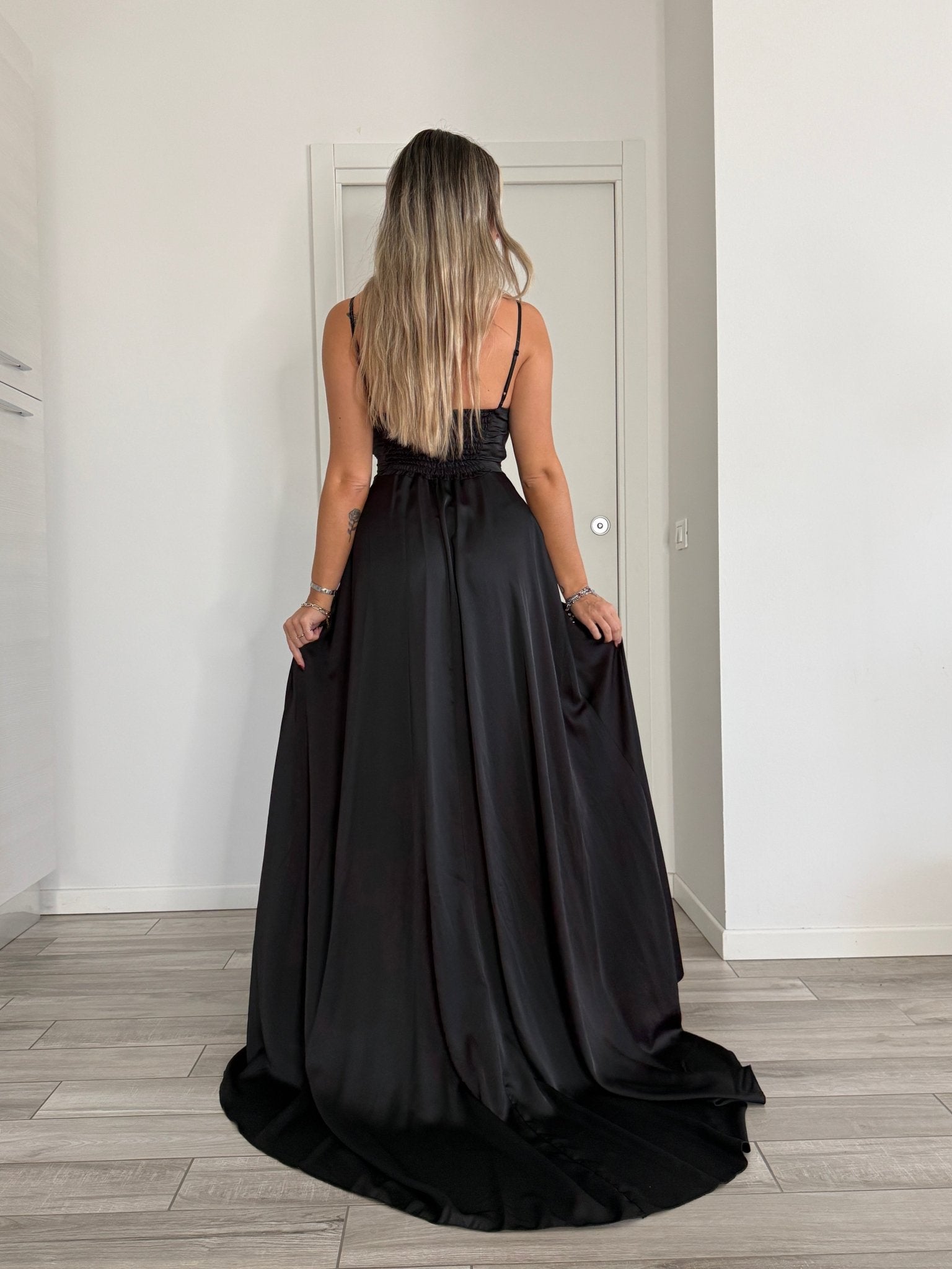 Vestito lungo in raso con corpetto drappeggiato effetto sweetheart e spacco profondo - Follie by Alice