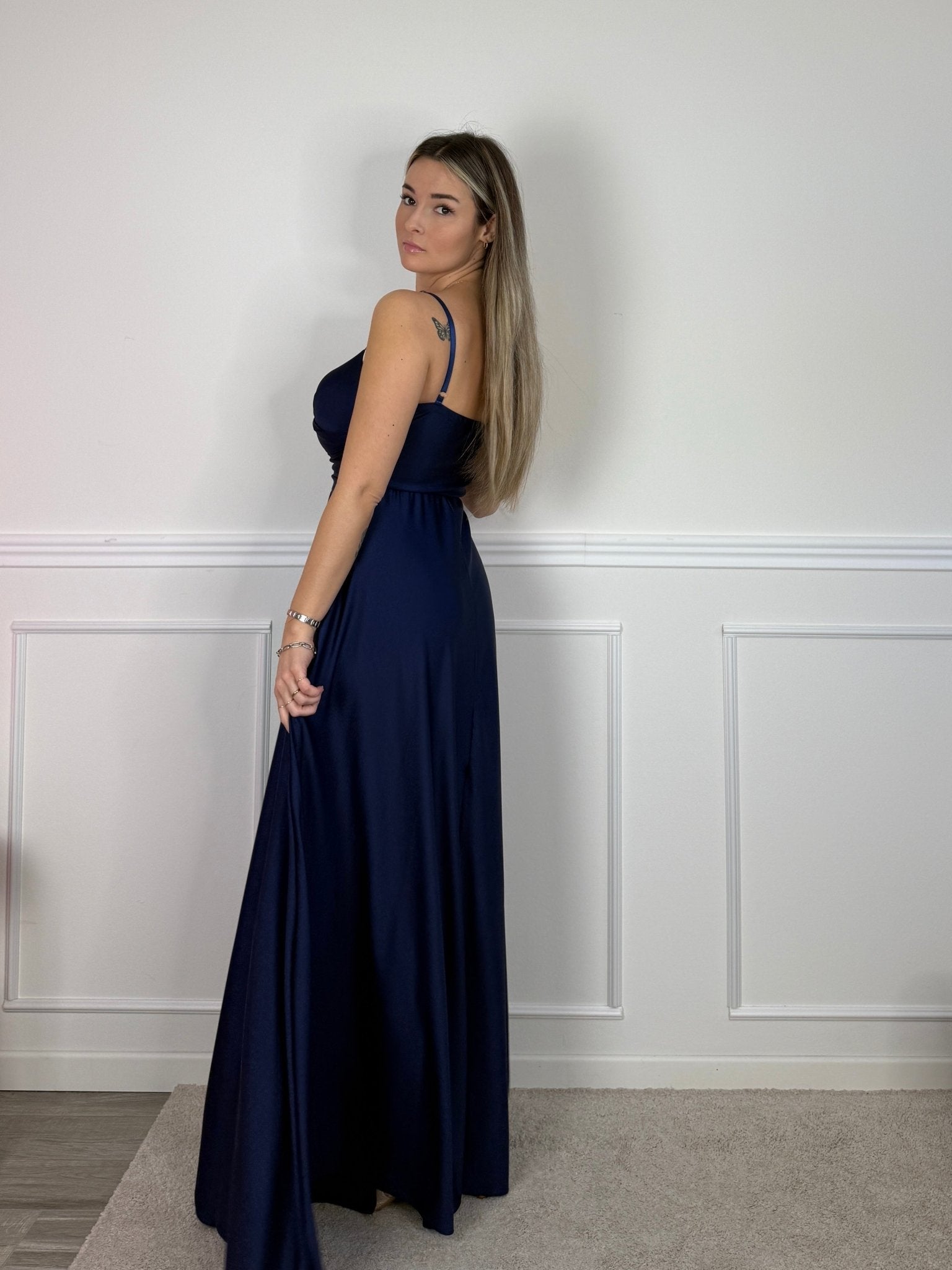 Vestito lungo in raso con drappeggio e gonna ampia con spacco - Follie by Alice