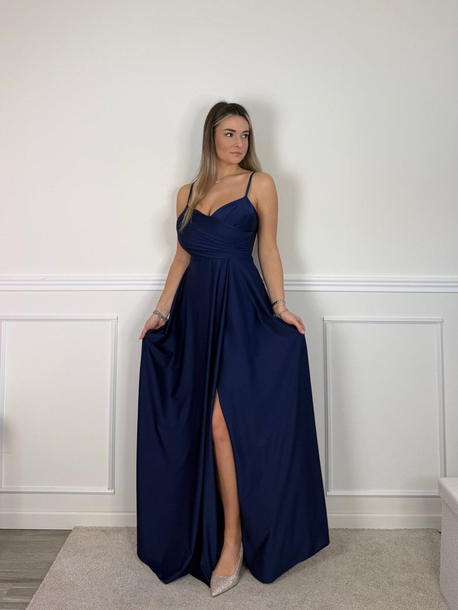 Vestito lungo in raso con drappeggio e gonna ampia con spacco – alternate