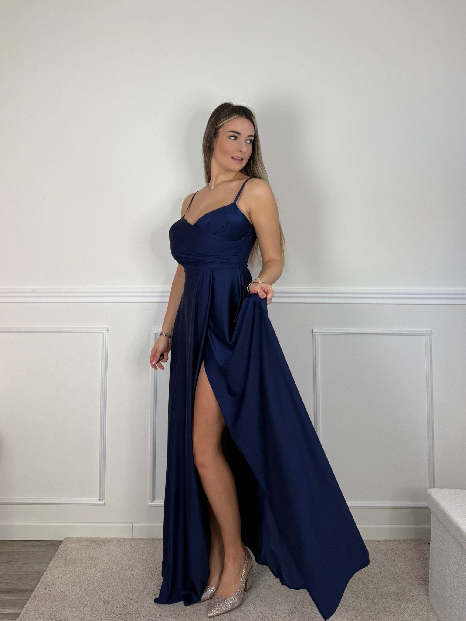 Vestito lungo in raso con drappeggio e gonna ampia con spacco - Follie by Alice