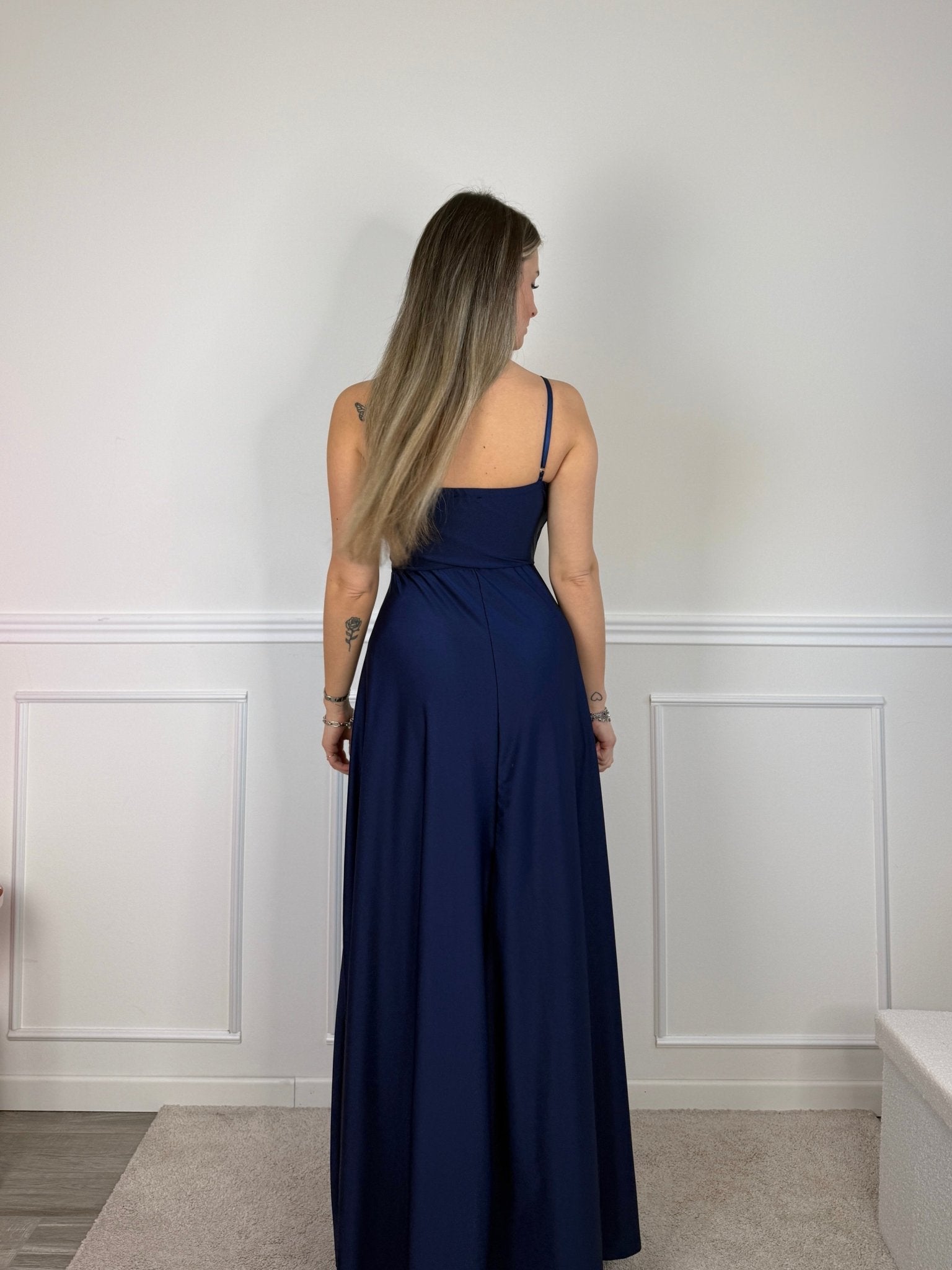 Vestito lungo in raso con drappeggio e gonna ampia con spacco - Follie by Alice