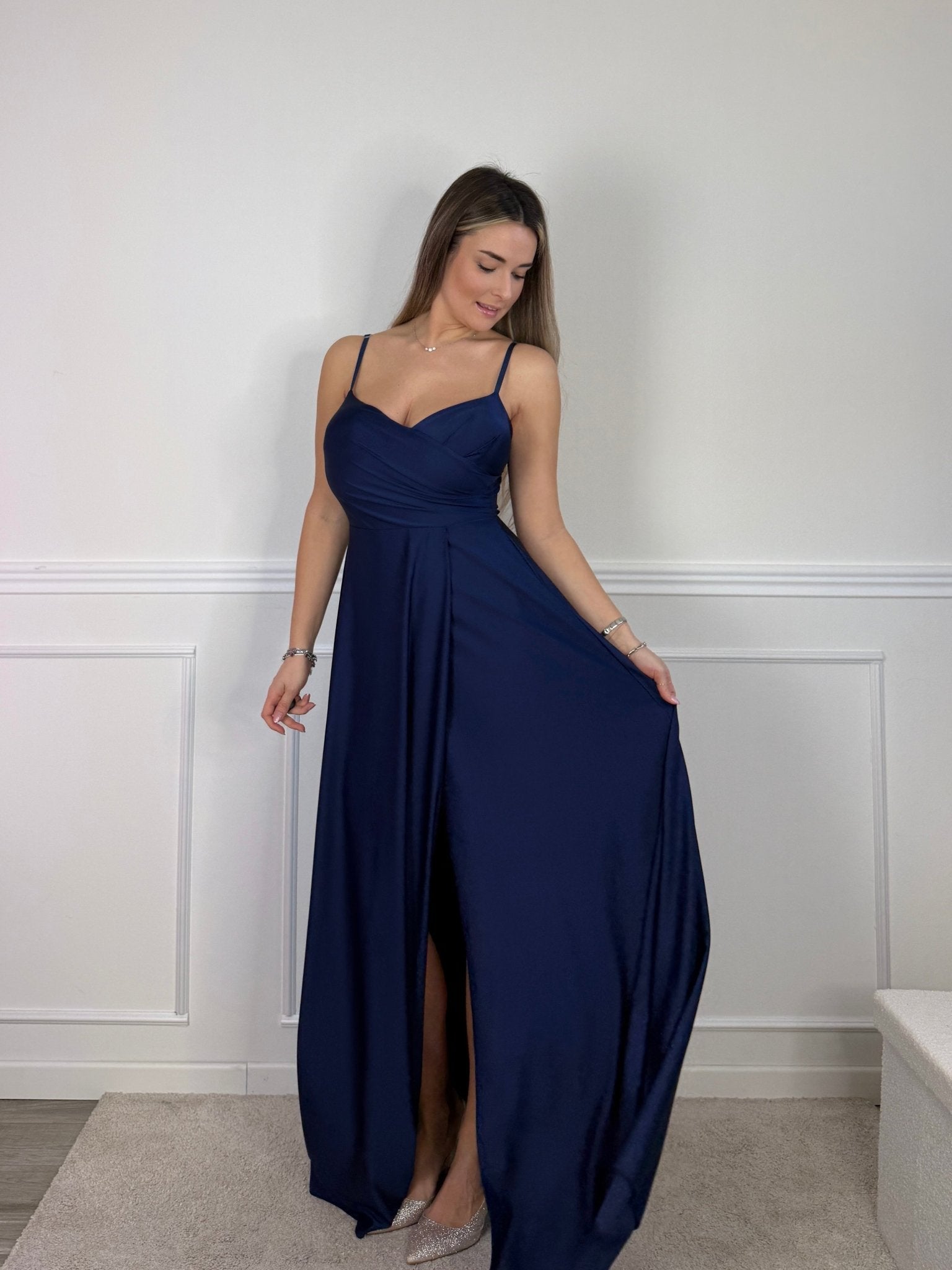 Vestito lungo in raso con drappeggio e gonna ampia con spacco - Follie by Alice