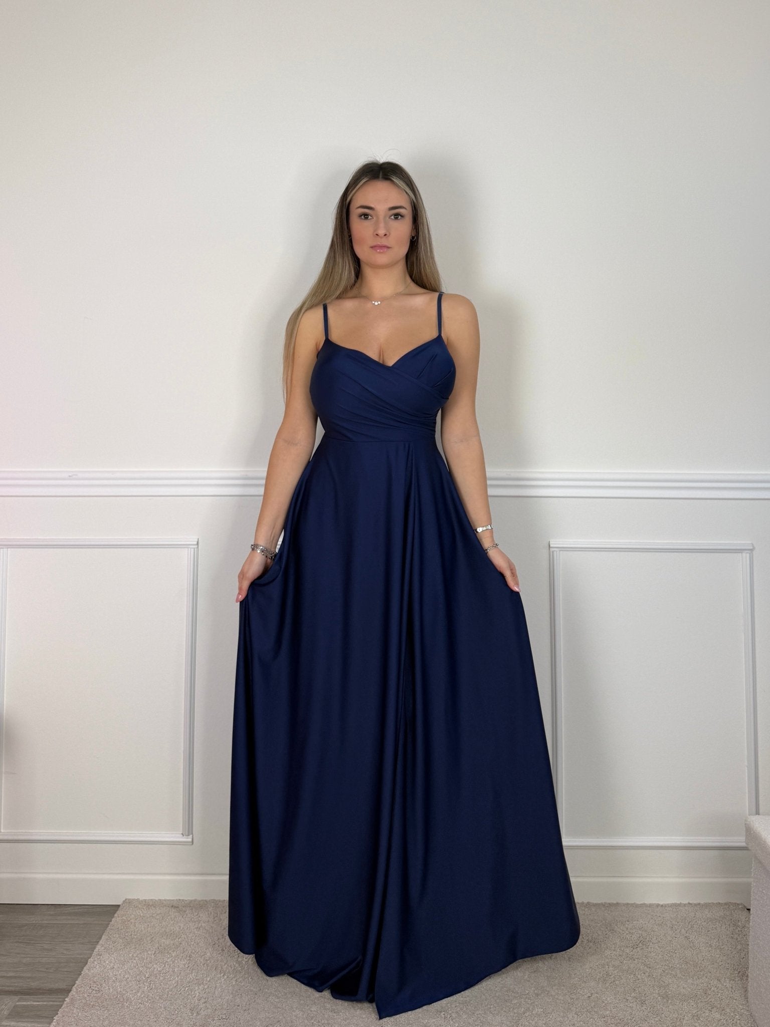 Vestito lungo in raso con drappeggio e gonna ampia con spacco - Follie by Alice