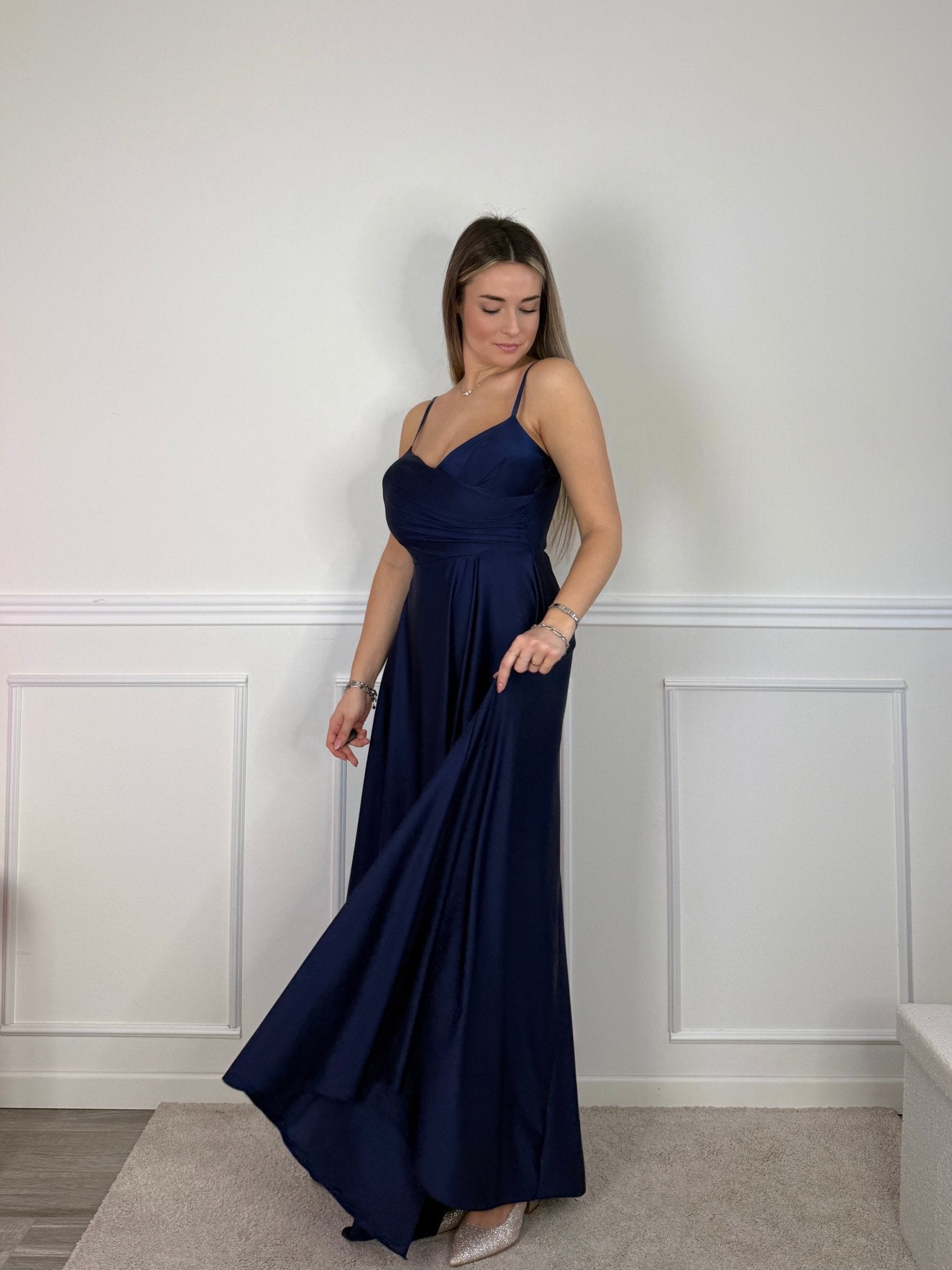 Vestito lungo in raso con drappeggio e gonna ampia con spacco - Follie by Alice