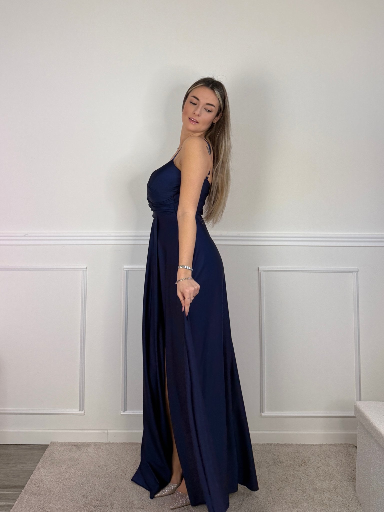 Vestito lungo in raso con drappeggio e gonna ampia con spacco - Follie by Alice