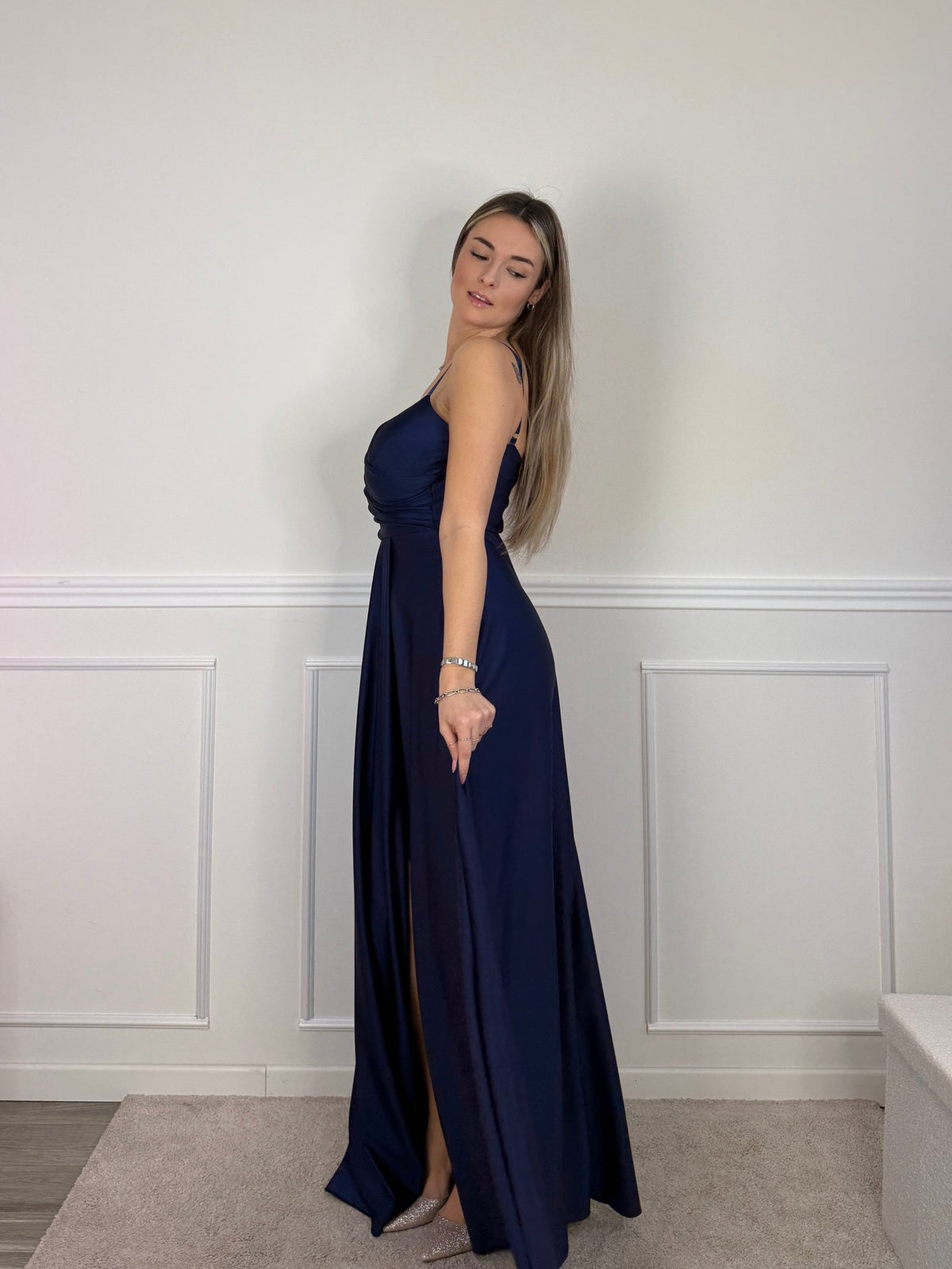 Vestito lungo in raso con drappeggio e gonna ampia con spacco - Follie by Alice