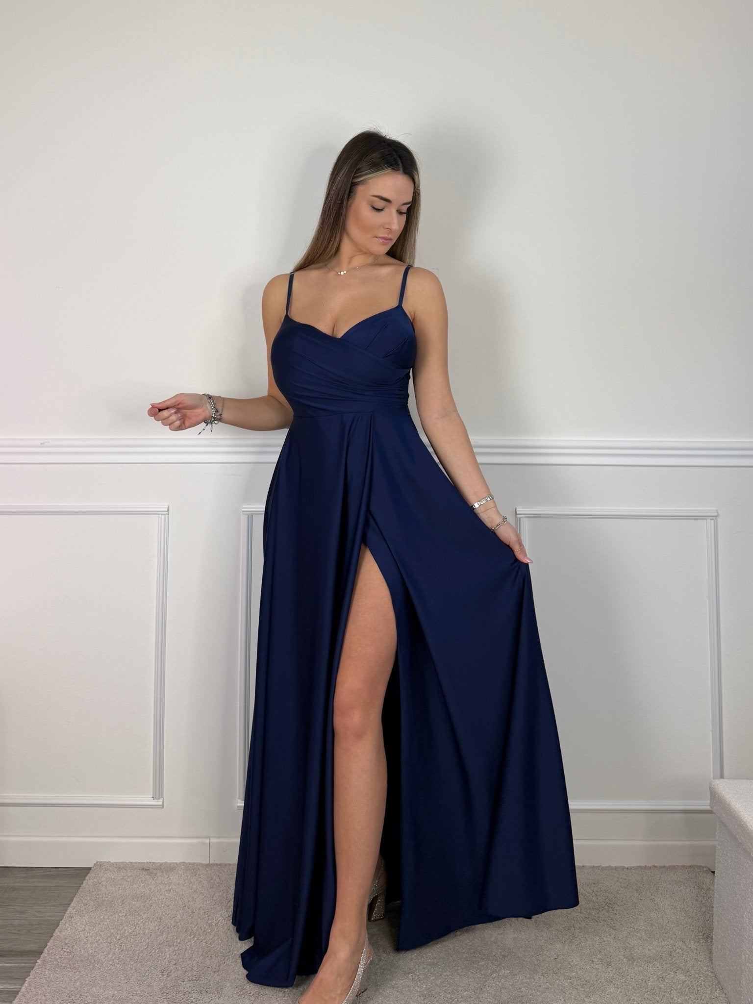 Vestito lungo in raso con drappeggio e gonna ampia con spacco - Follie by Alice