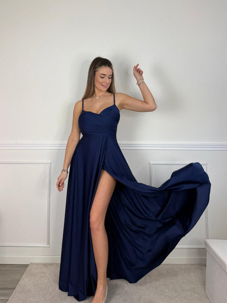 Vestito lungo in raso con drappeggio e gonna ampia con spacco