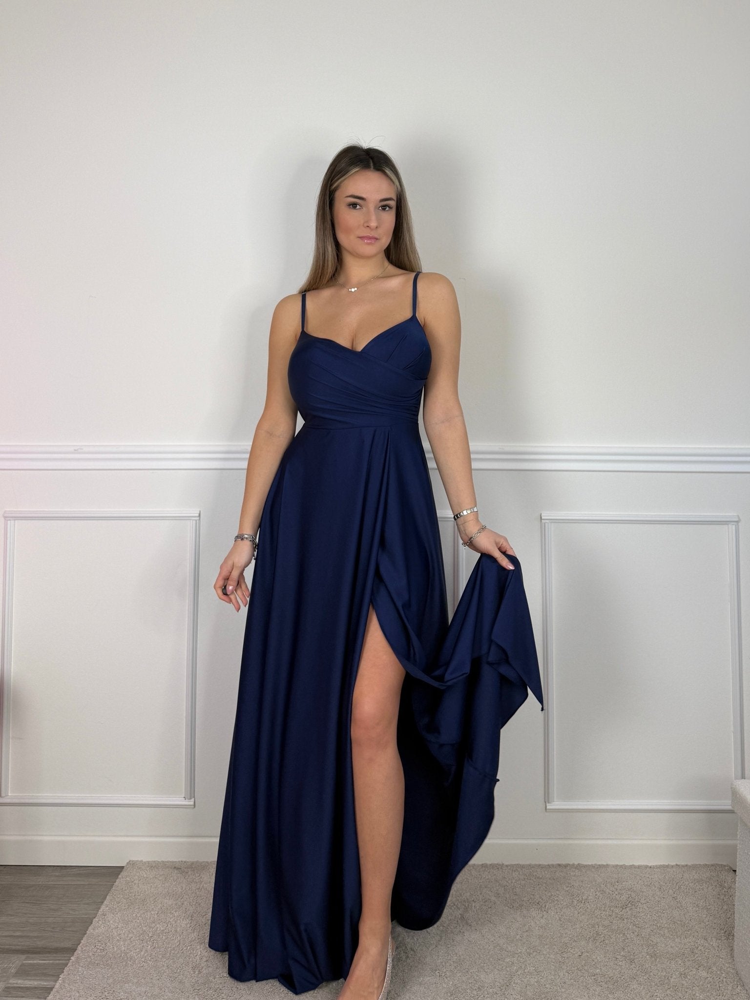 Vestito lungo in raso con drappeggio e gonna ampia con spacco - Follie by Alice