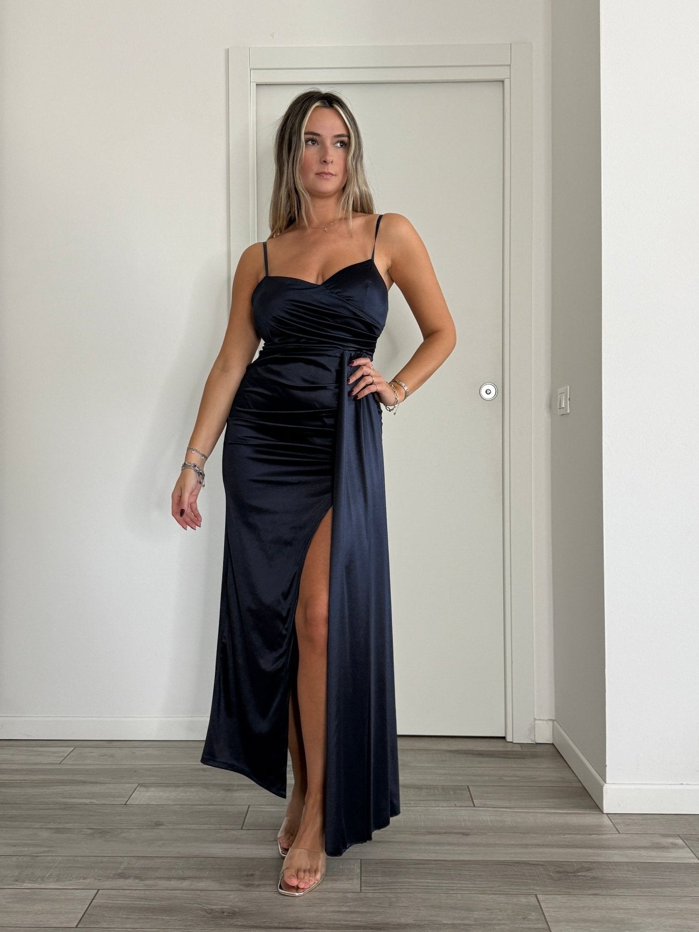 Vestito lungo in raso con drappeggio e spacco - Follie by Alice